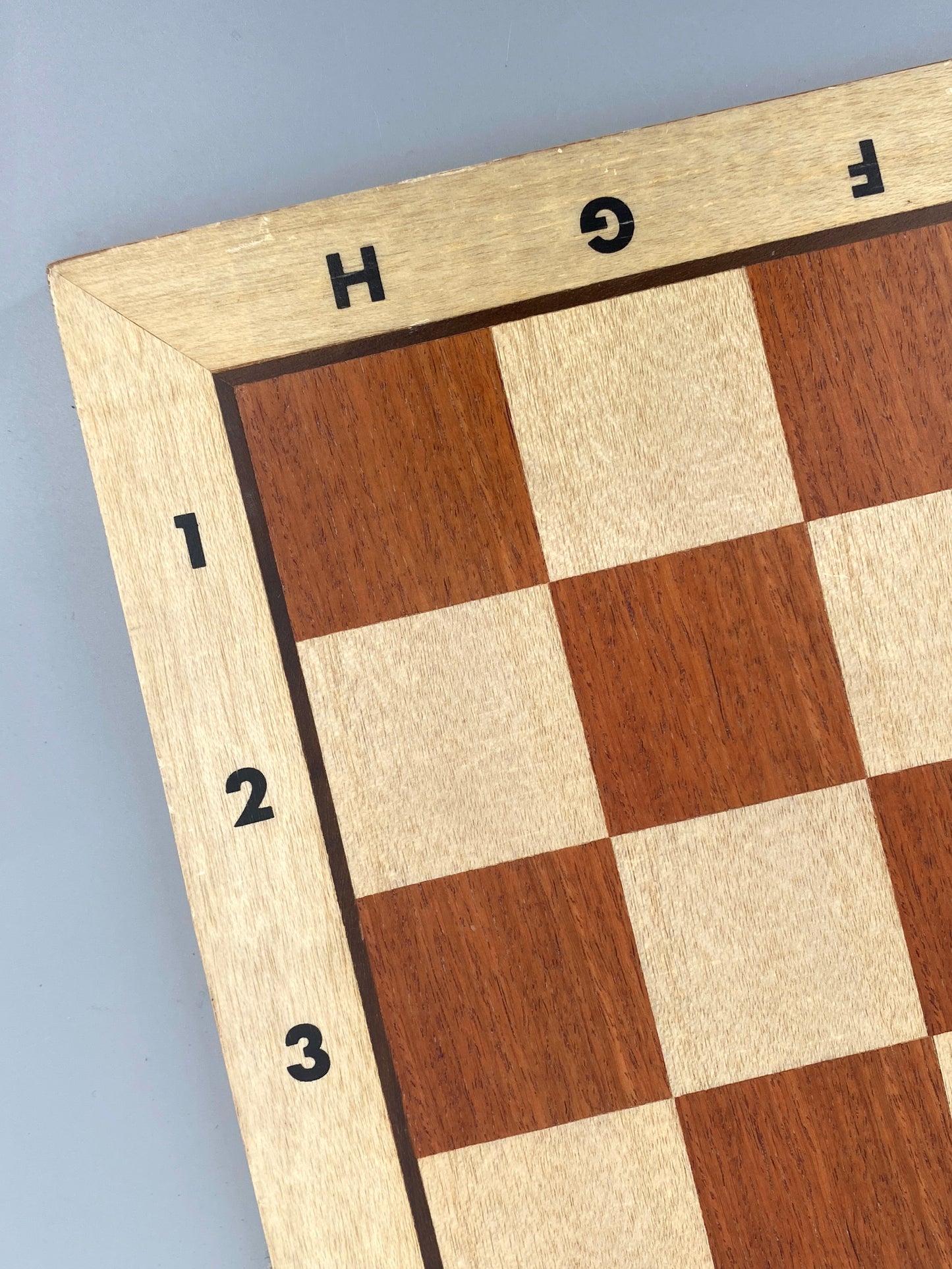 Schachbrett mit Intarsie, matt lackiert