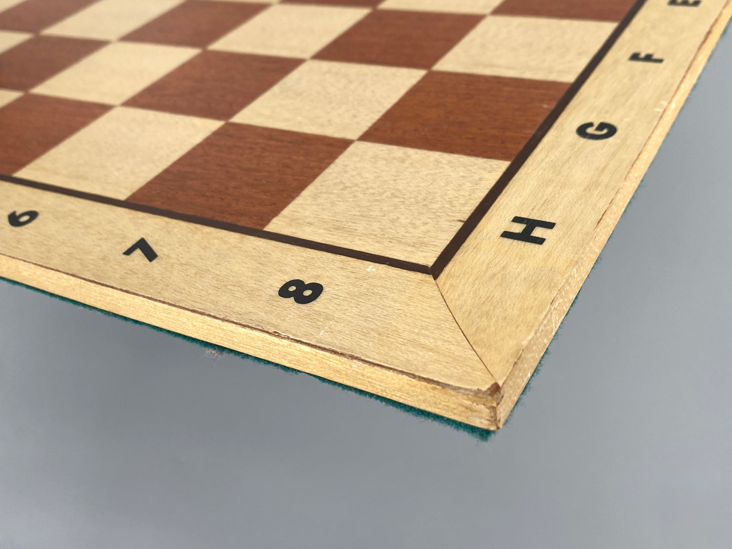 Schachbrett mit Intarsie, matt lackiert