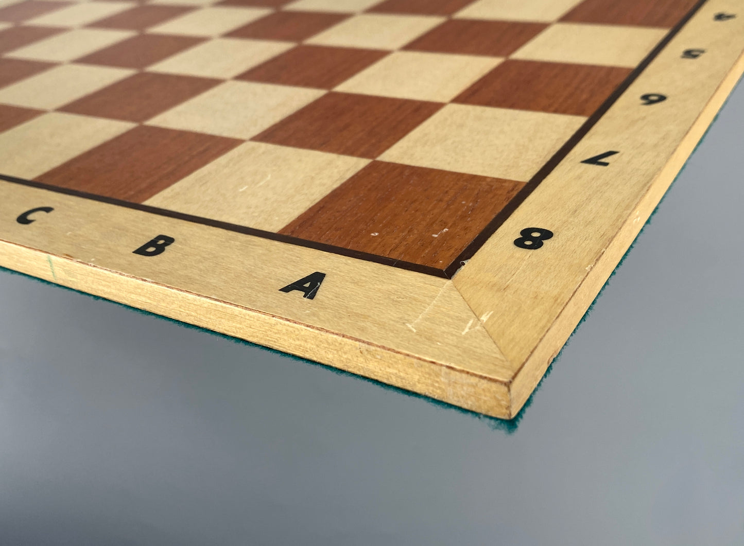 Schachbrett mit Intarsie, matt lackiert