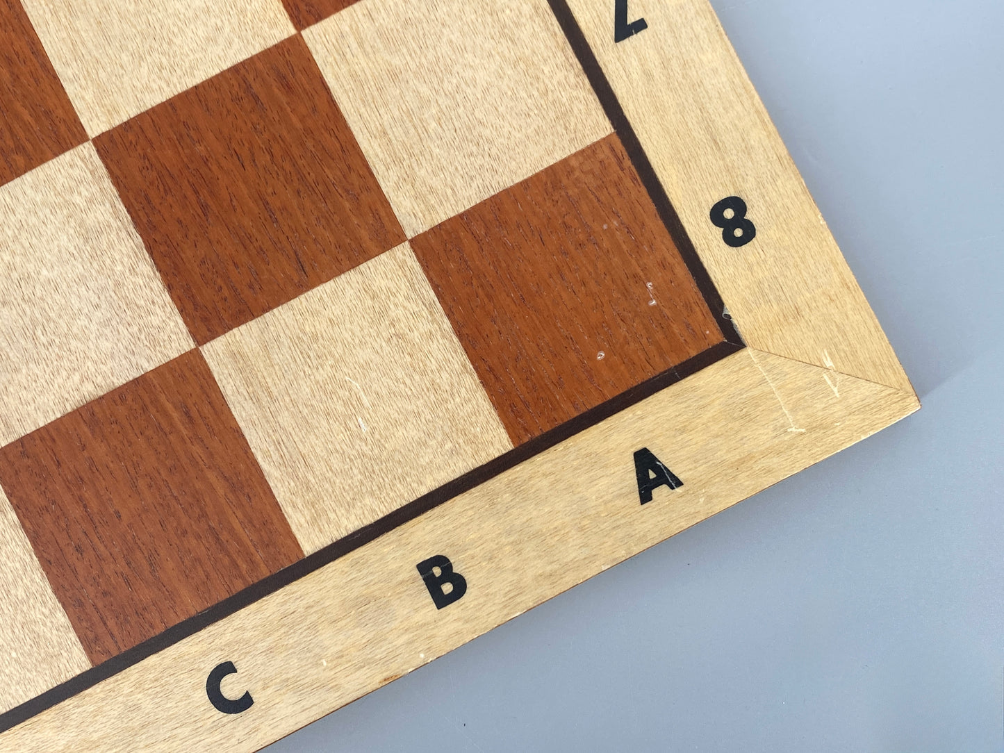 Schachbrett mit Intarsie, matt lackiert