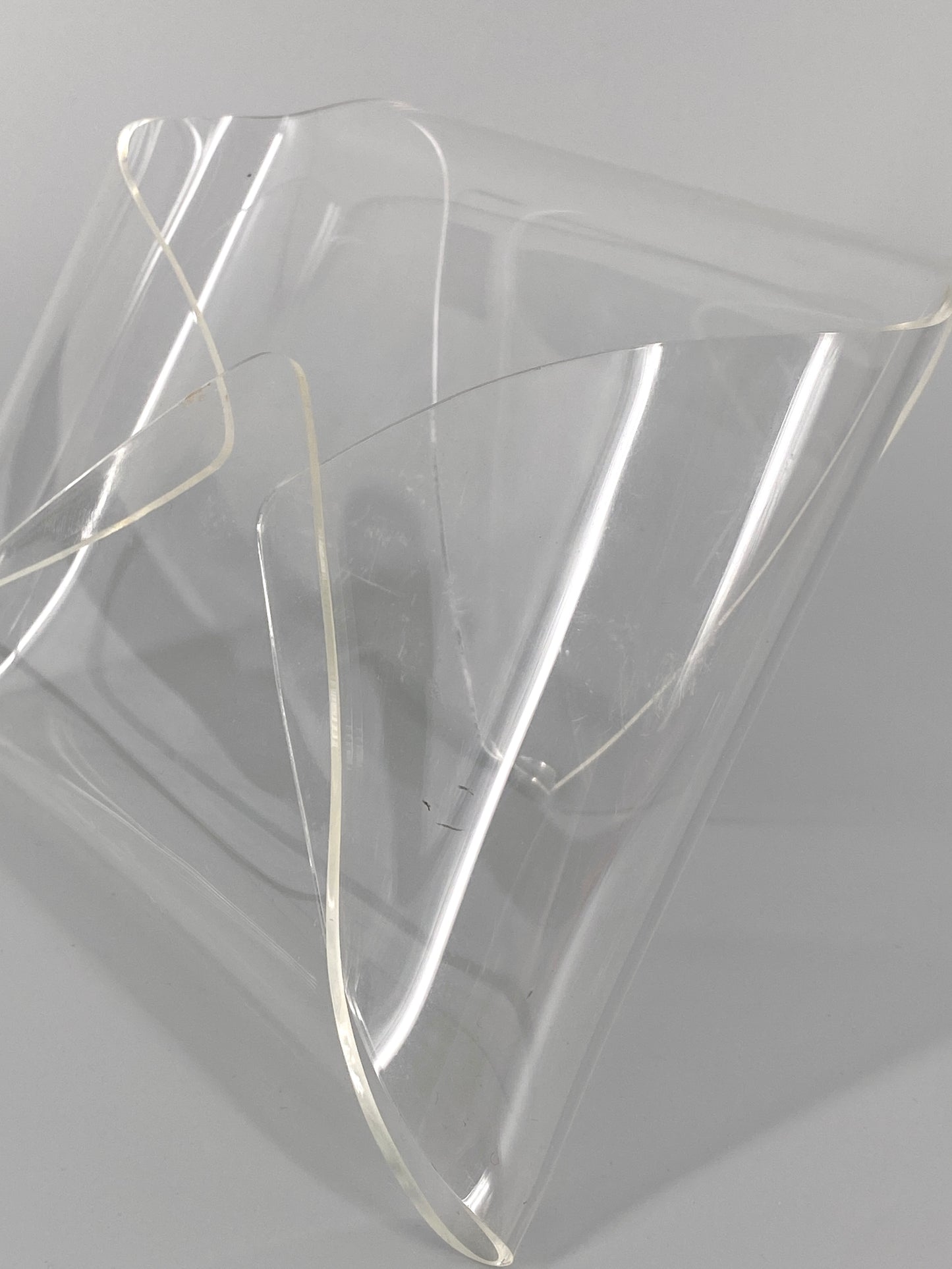 offener Briefumschlag aus Plexiglas als Kartenhalter/Briefablage, 80er