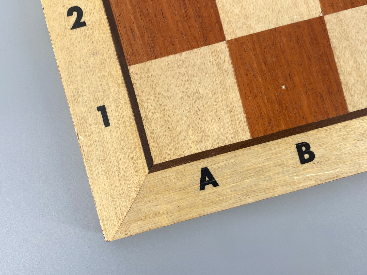 Schachbrett mit Intarsie, matt lackiert