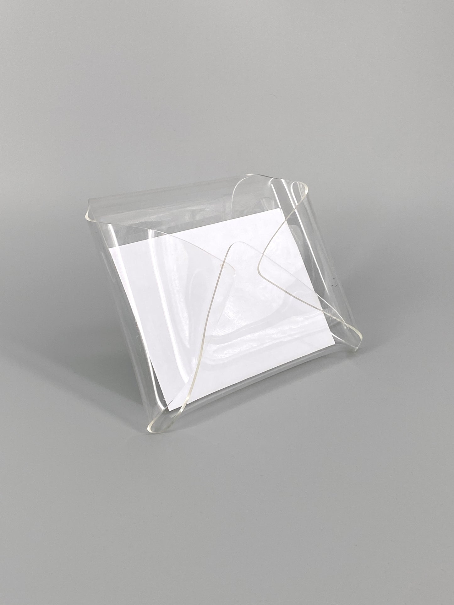 offener Briefumschlag aus Plexiglas als Kartenhalter/Briefablage, 80er