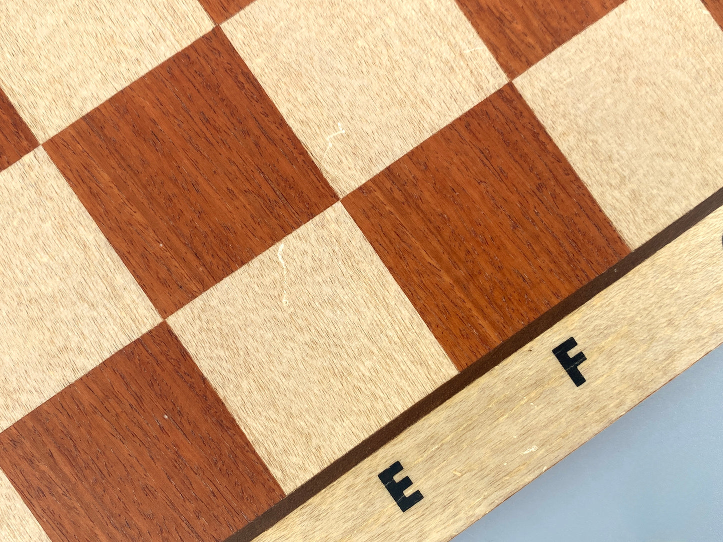 Schachbrett mit Intarsie, matt lackiert