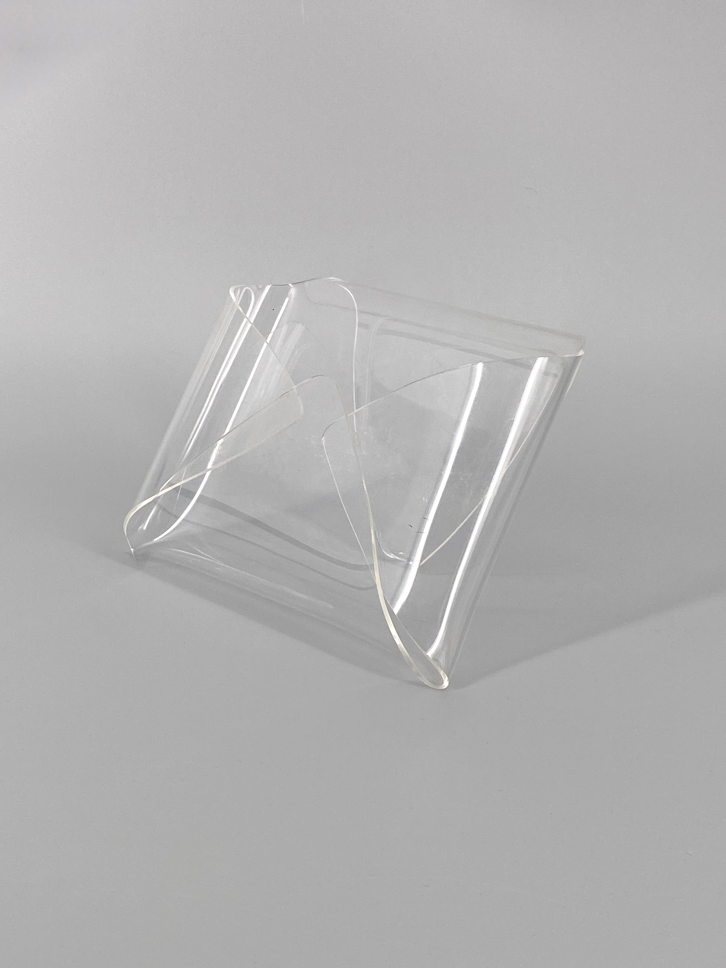 offener Briefumschlag aus Plexiglas als Kartenhalter/Briefablage, 80er