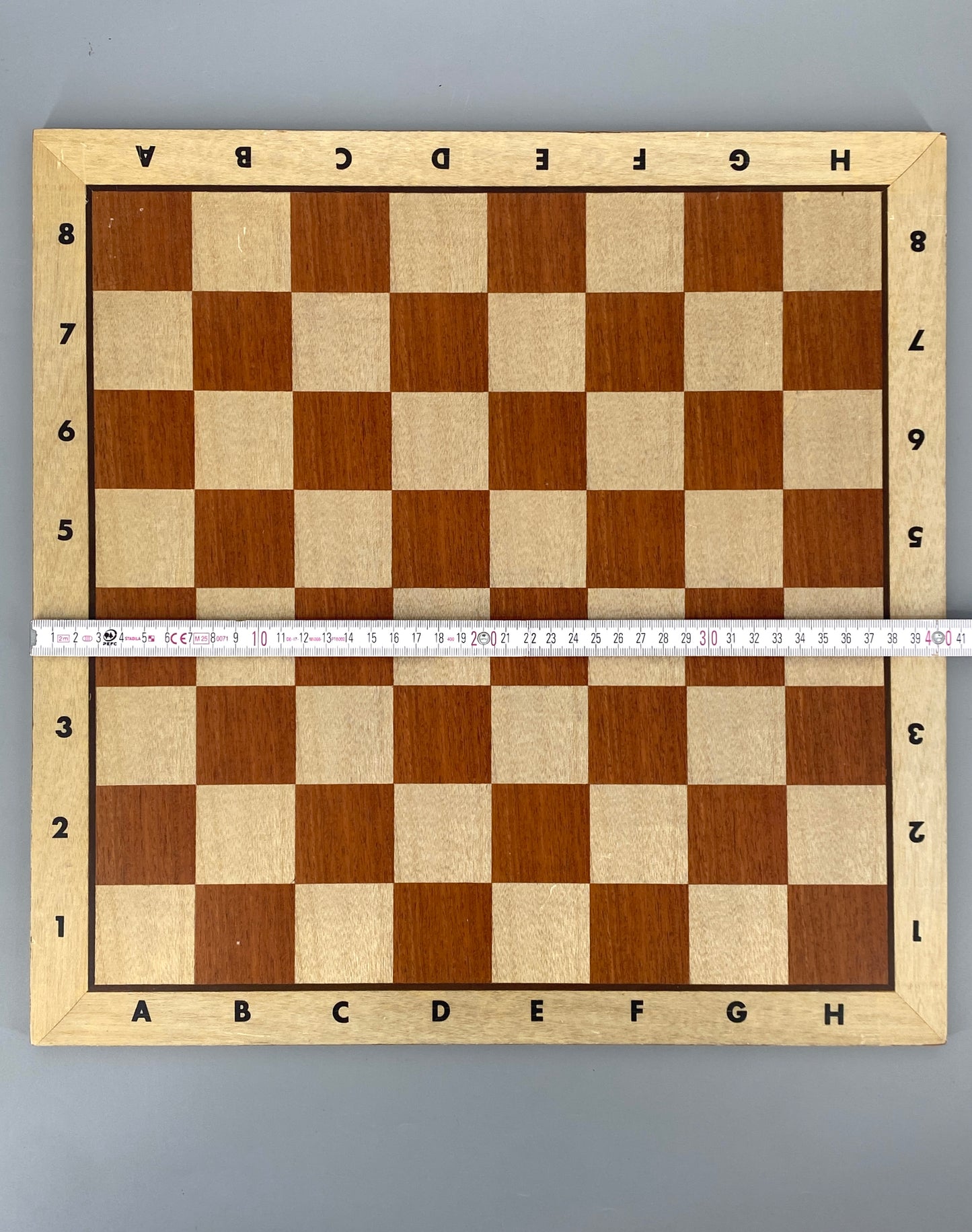 Schachbrett mit Intarsie, matt lackiert