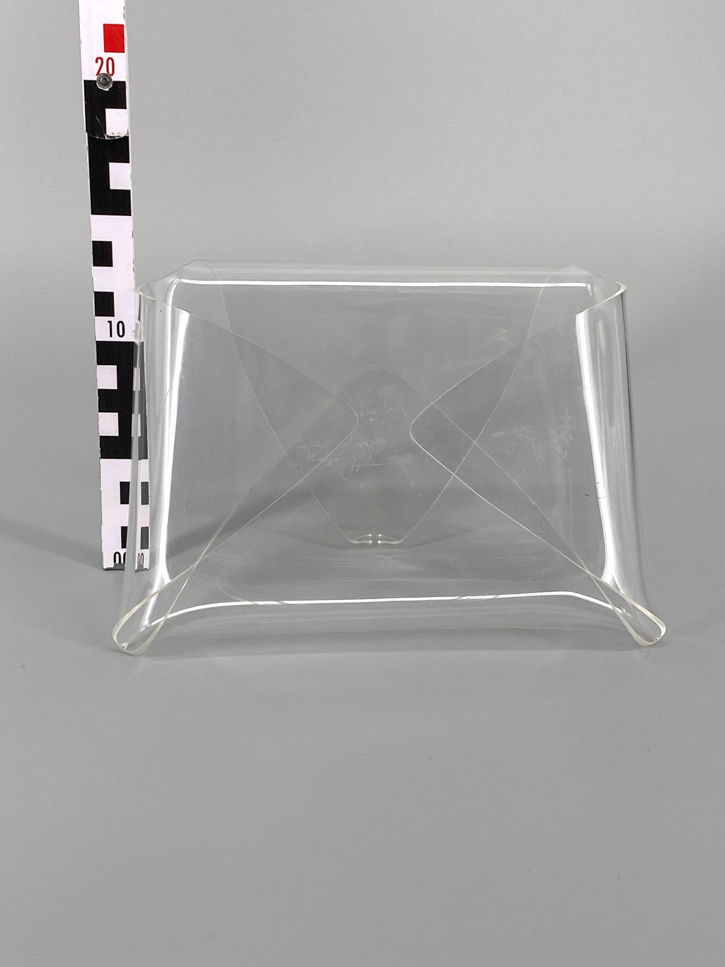 offener Briefumschlag aus Plexiglas als Kartenhalter/Briefablage, 80er