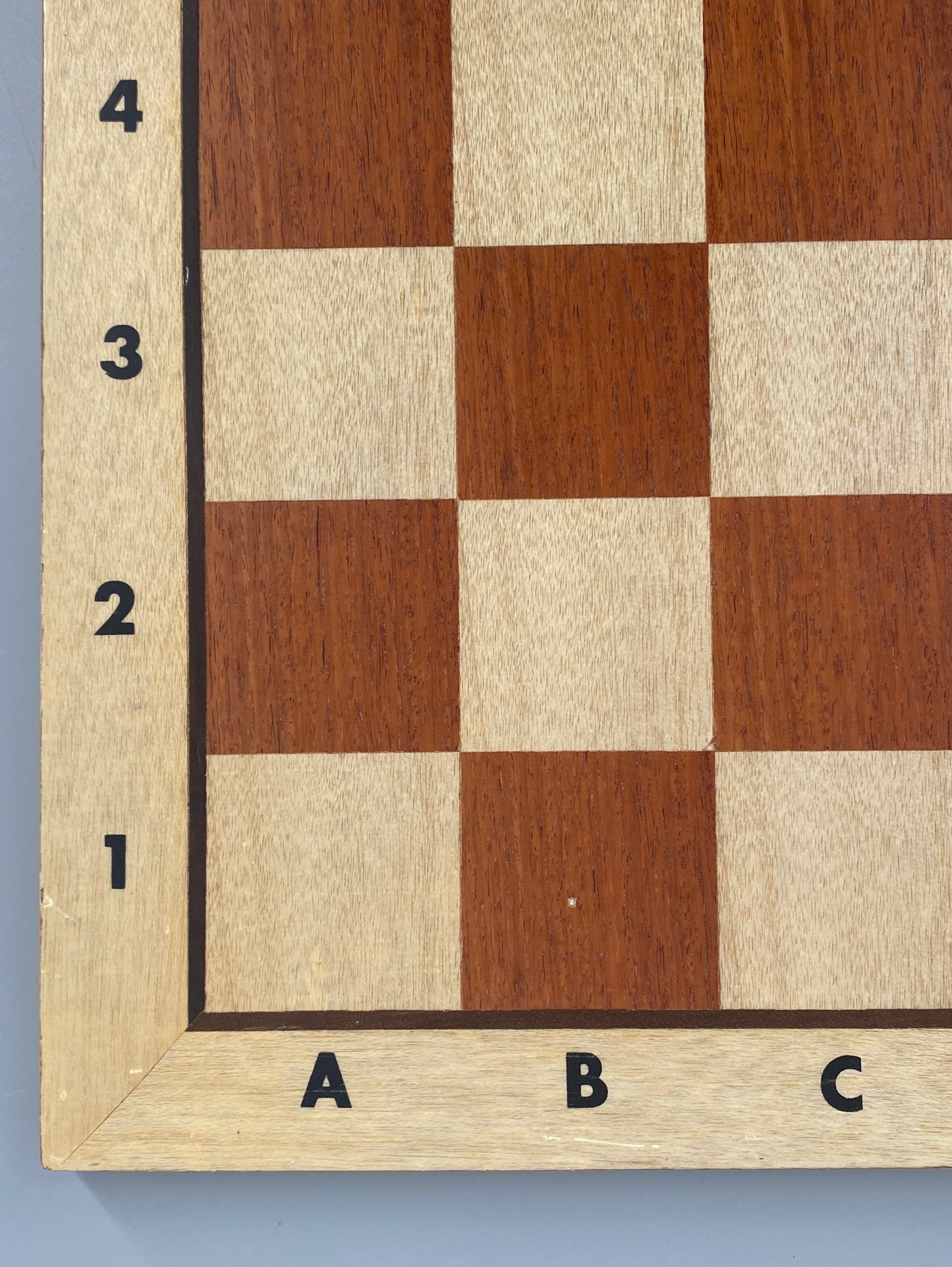 Schachbrett mit Intarsie, matt lackiert