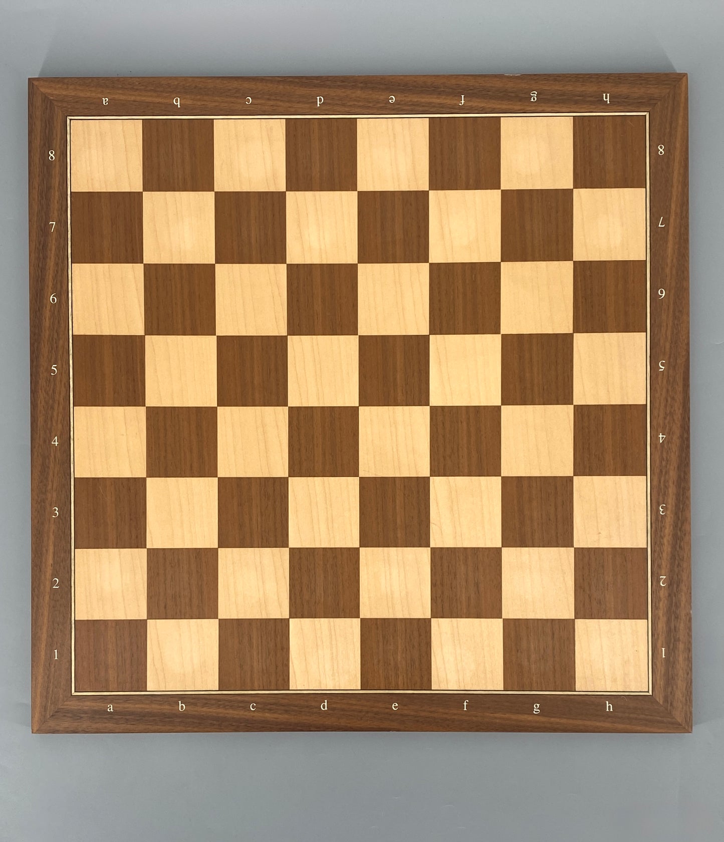 Schachbrett aus Holz mit Intarsie, matt lackiert