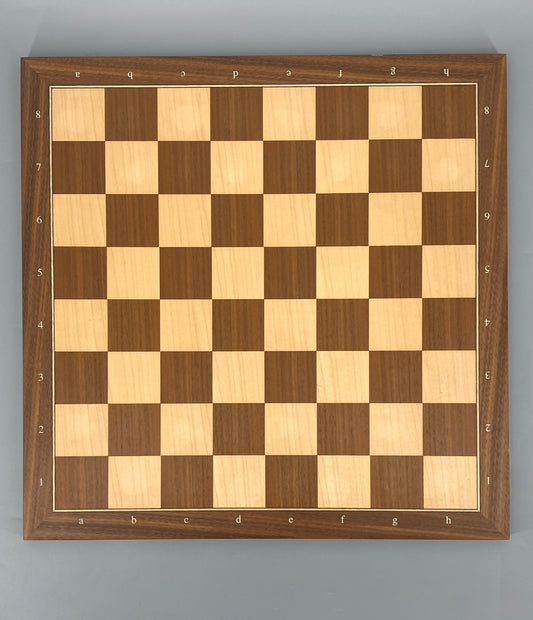 Schachbrett aus Holz mit Intarsie, matt lackiert