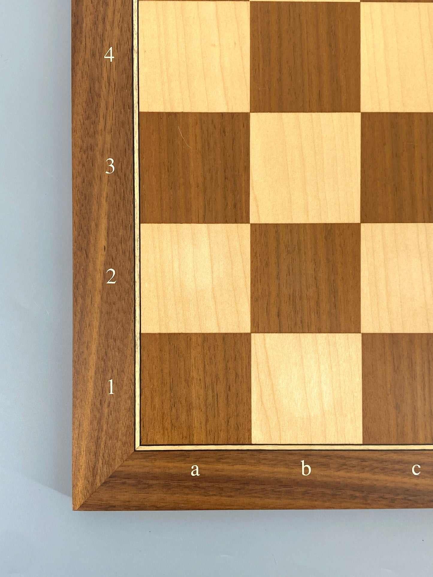 Schachbrett aus Holz mit Intarsie, matt lackiert