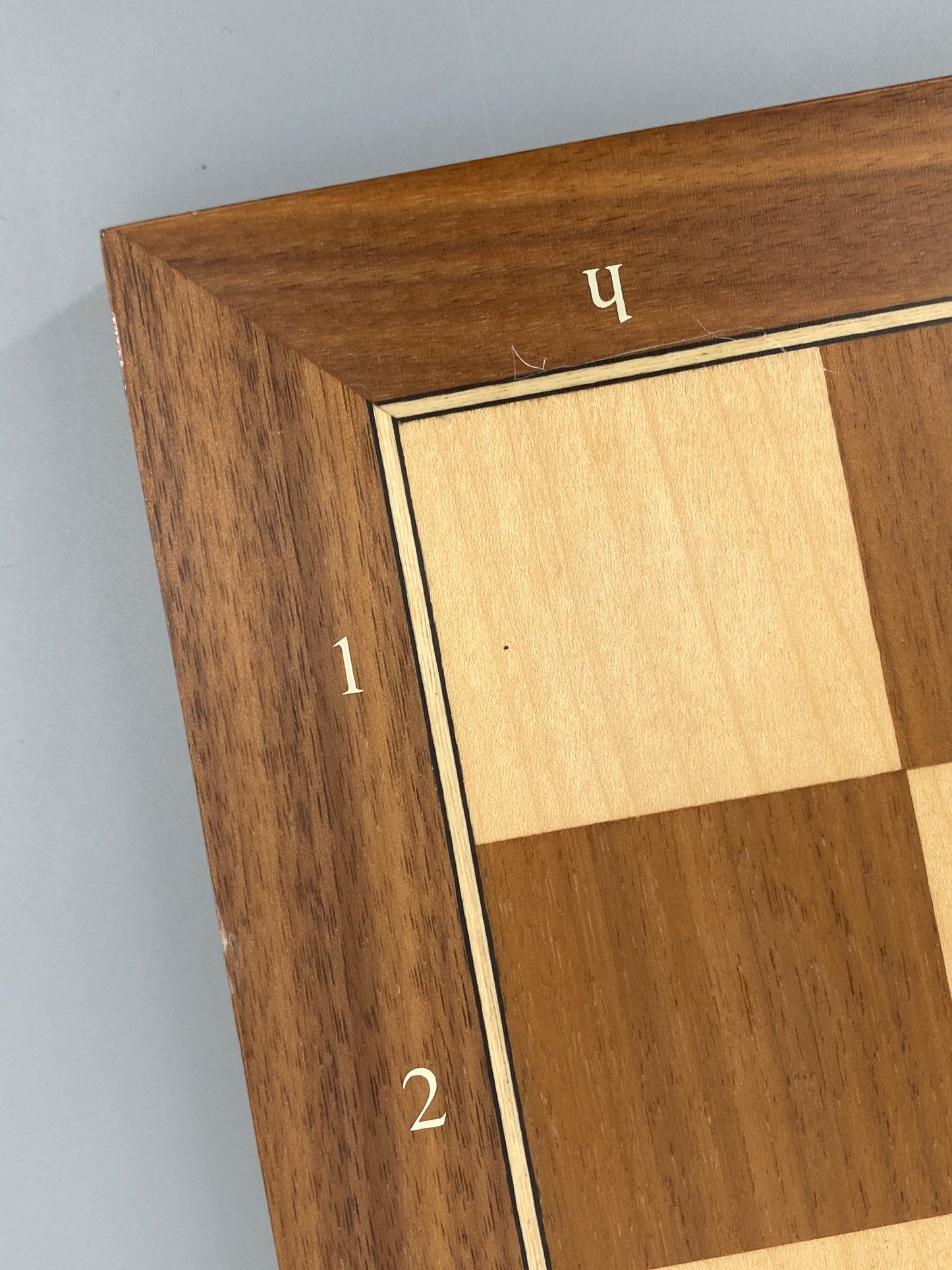 Schachbrett aus Holz mit Intarsie, matt lackiert