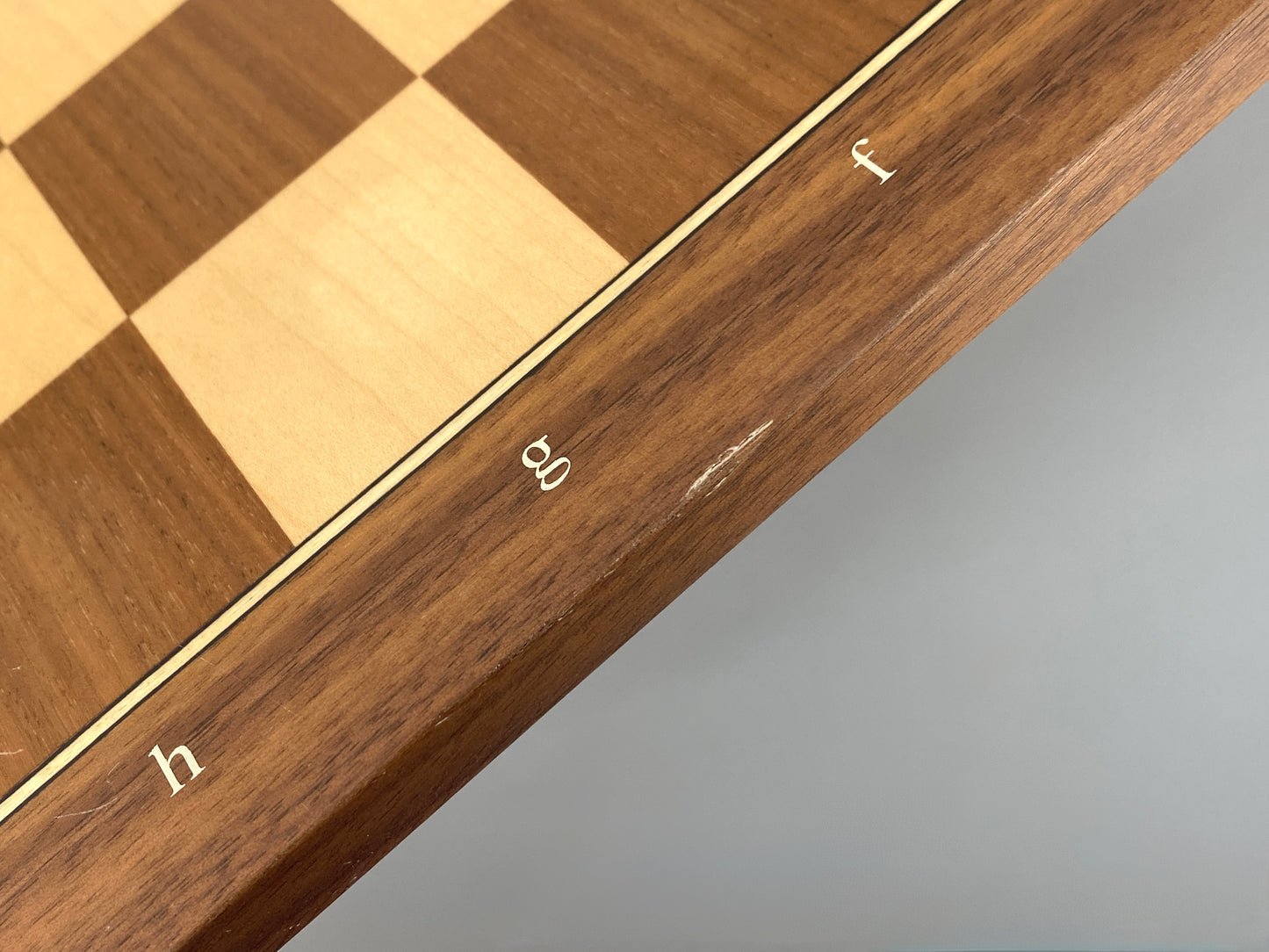 Schachbrett aus Holz mit Intarsie, matt lackiert