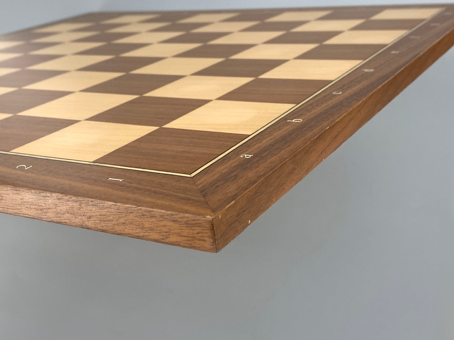 Schachbrett aus Holz mit Intarsie, matt lackiert