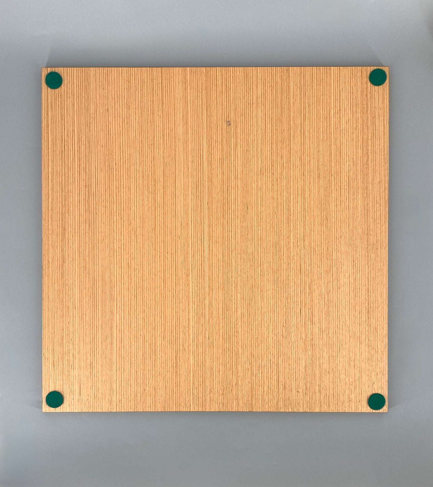 Schachbrett aus Holz mit Intarsie, matt lackiert