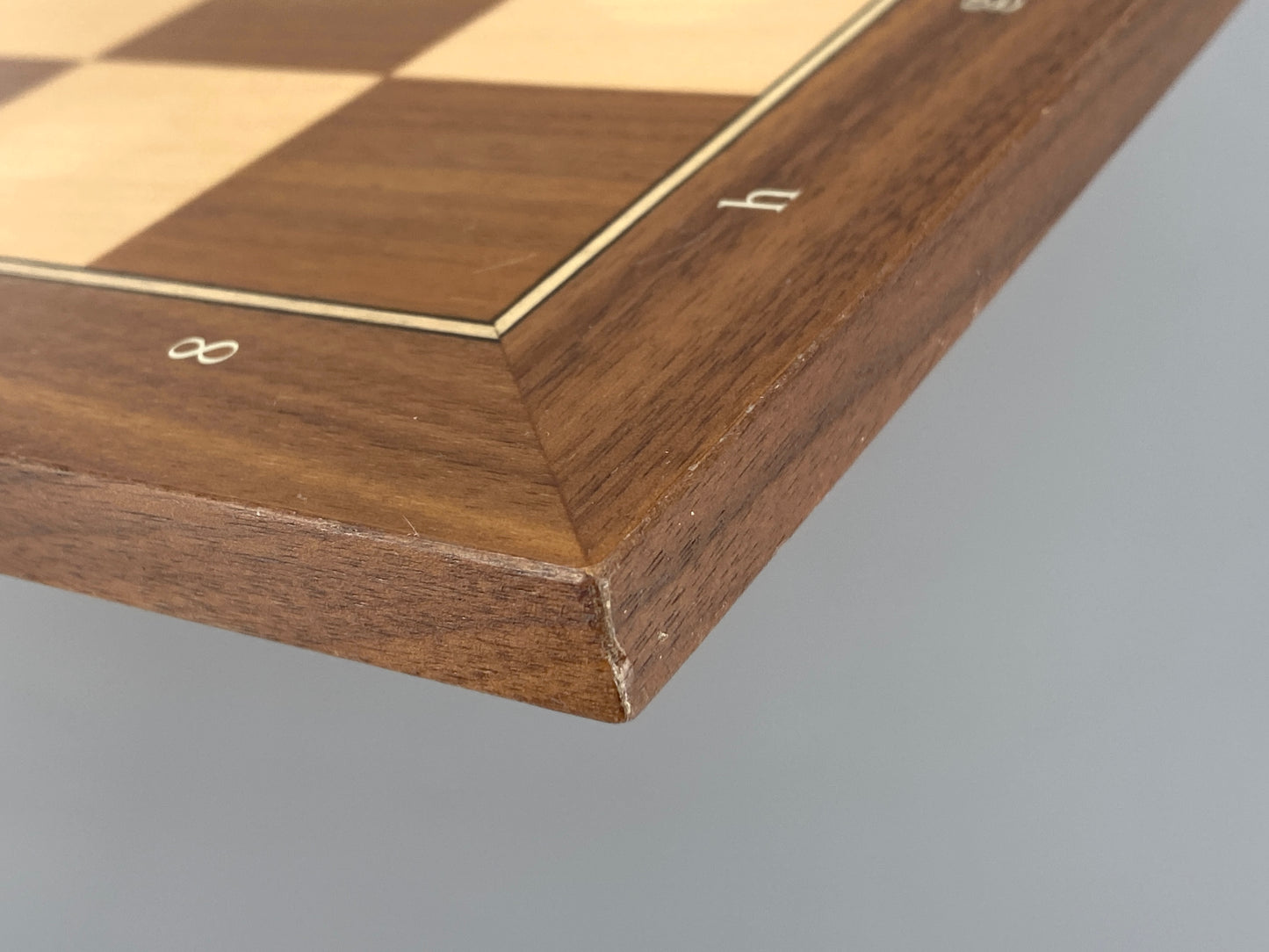 Schachbrett aus Holz mit Intarsie, matt lackiert