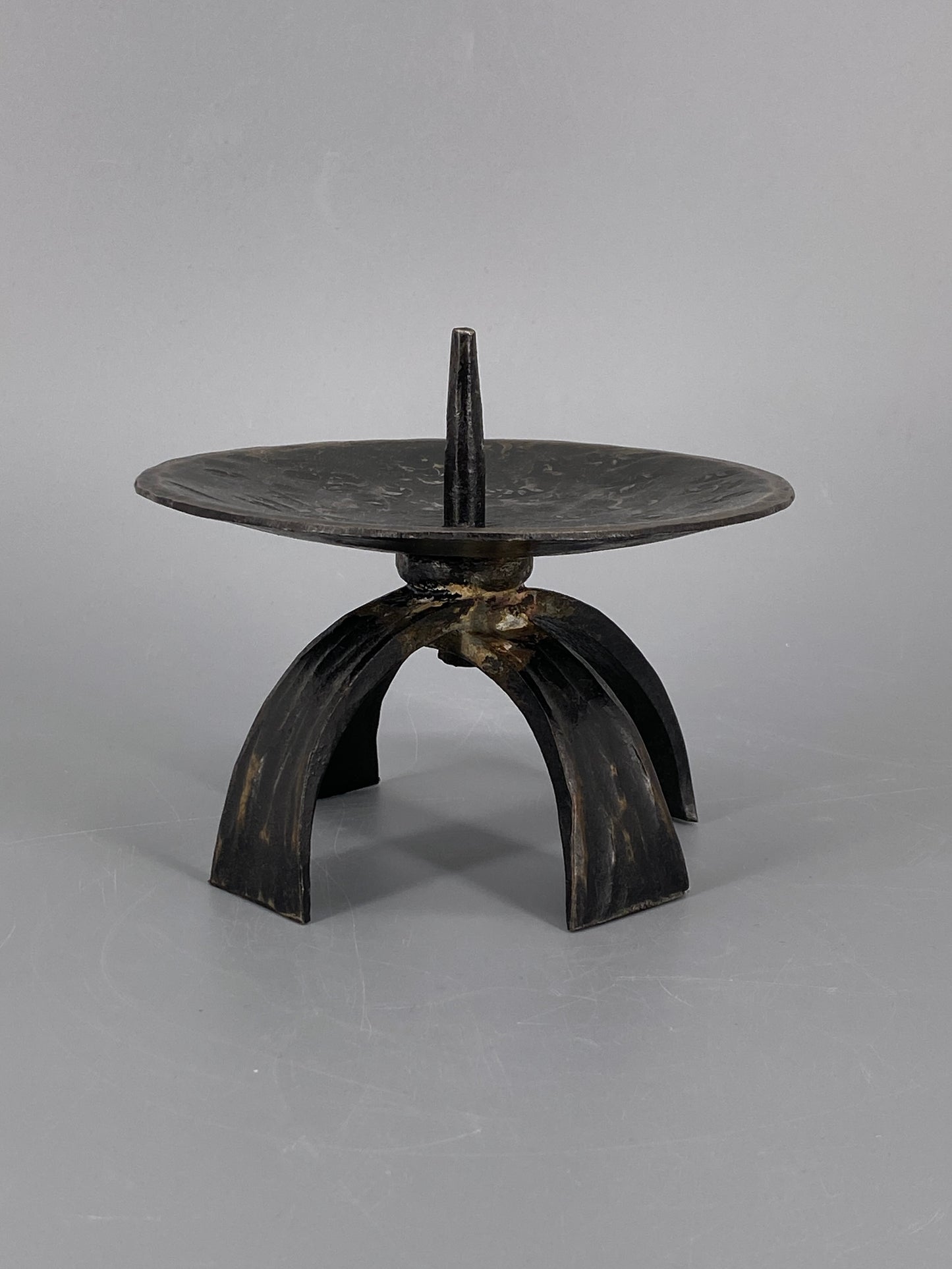 Brutalistischer Kerzenhalter aus Eisen, für Blockkerzen