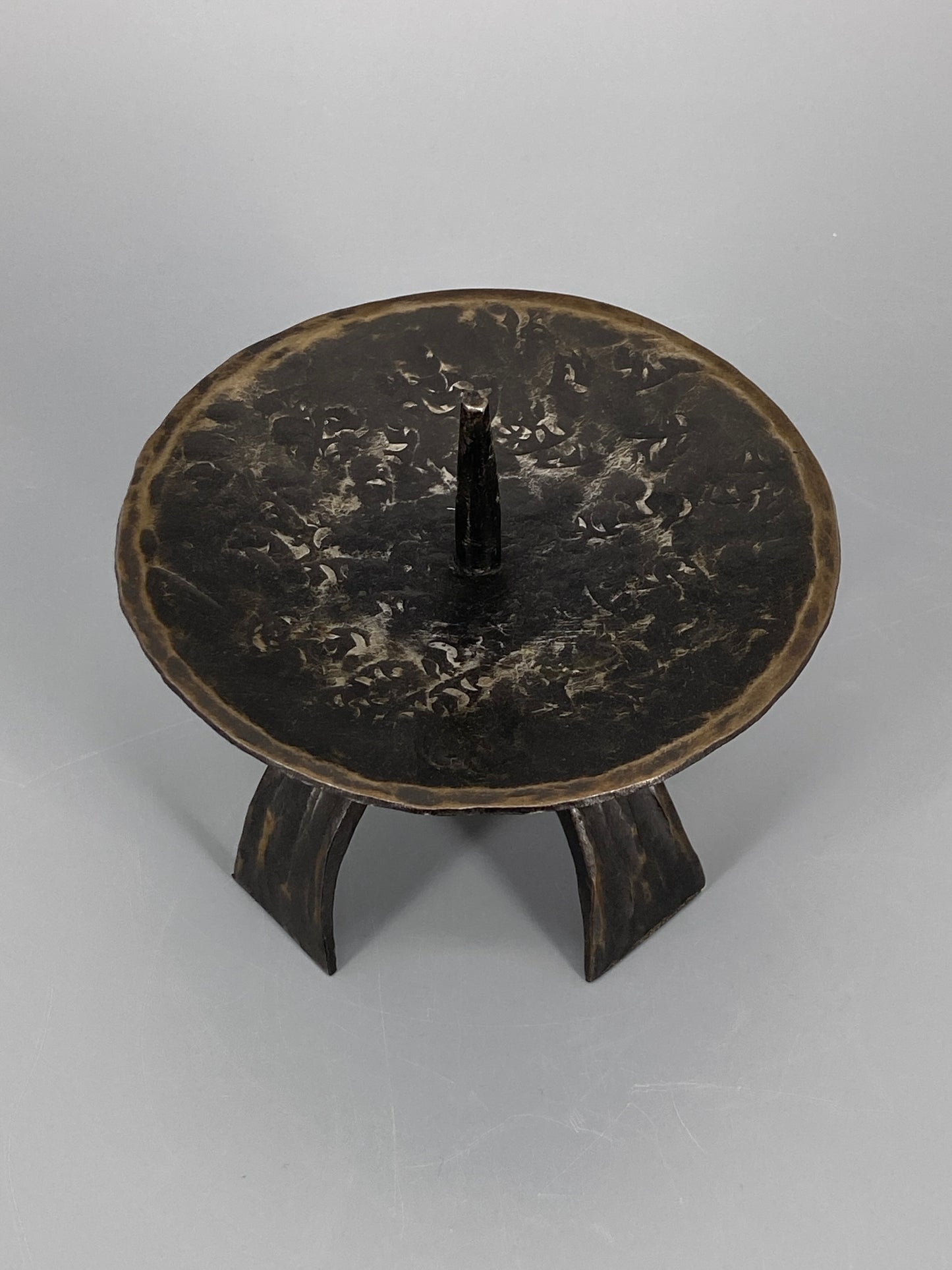 Brutalistischer Kerzenhalter aus Eisen, für Blockkerzen