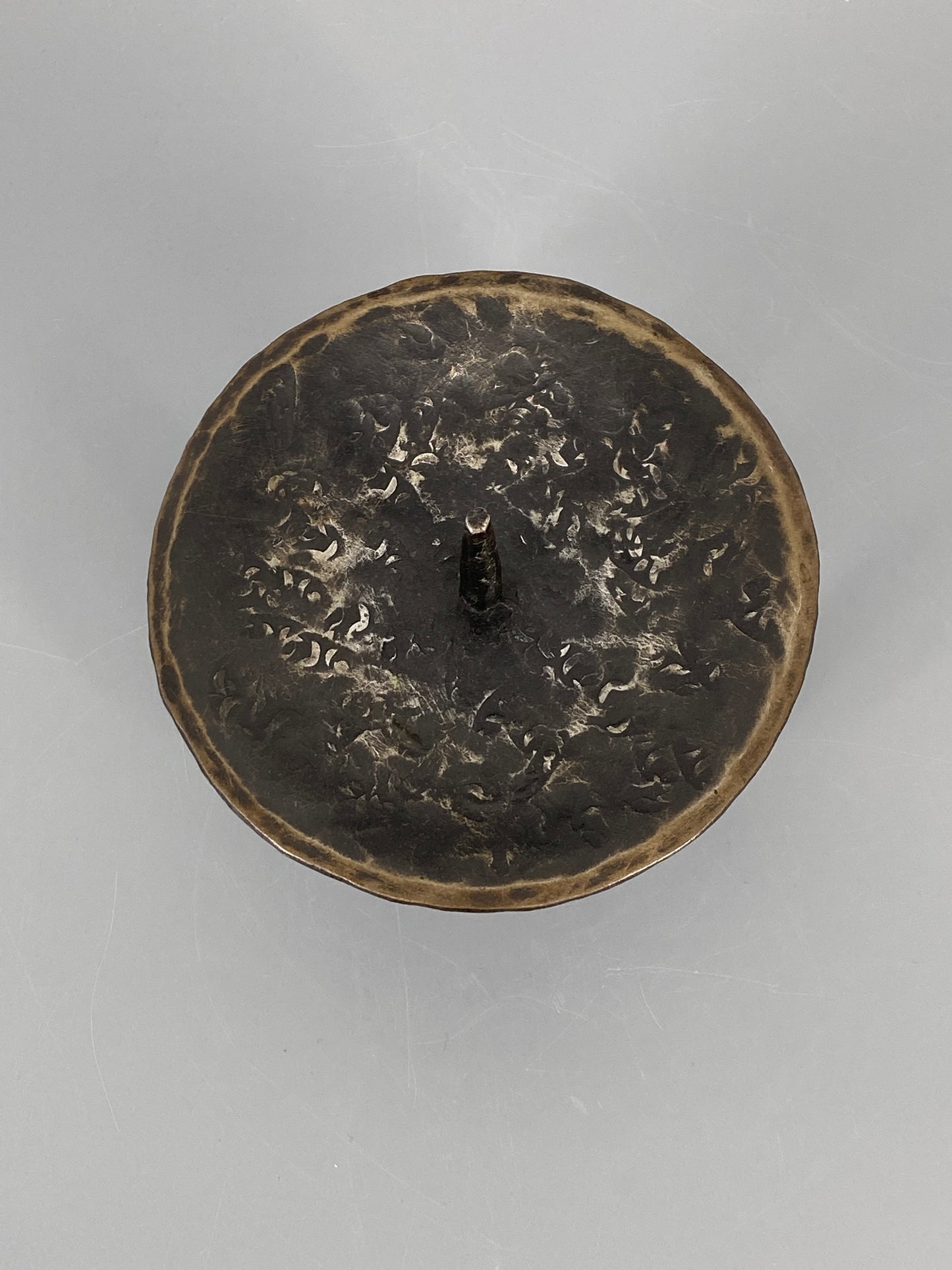 Brutalistischer Kerzenhalter aus Eisen, für Blockkerzen