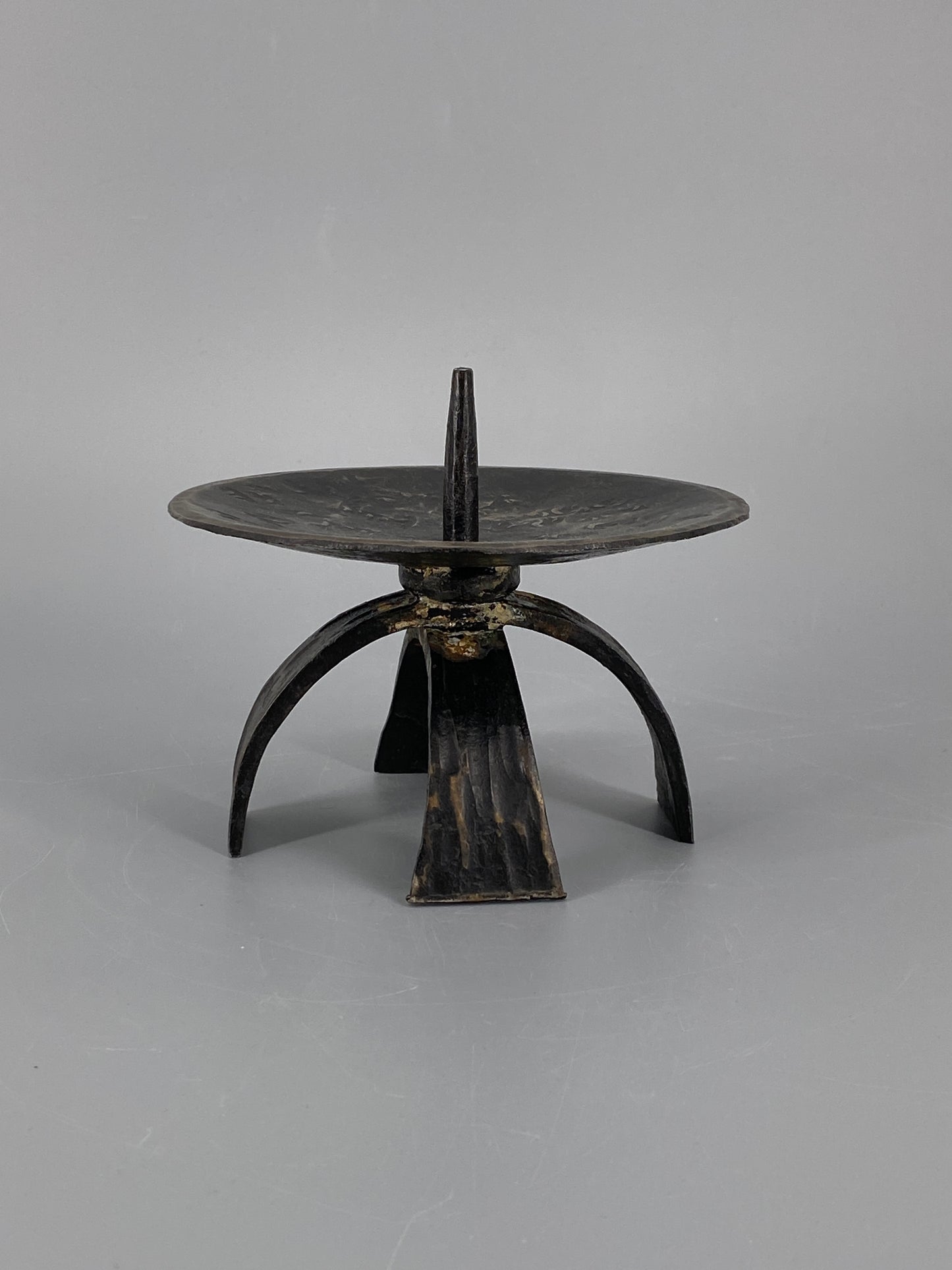 Brutalistischer Kerzenhalter aus Eisen, für Blockkerzen