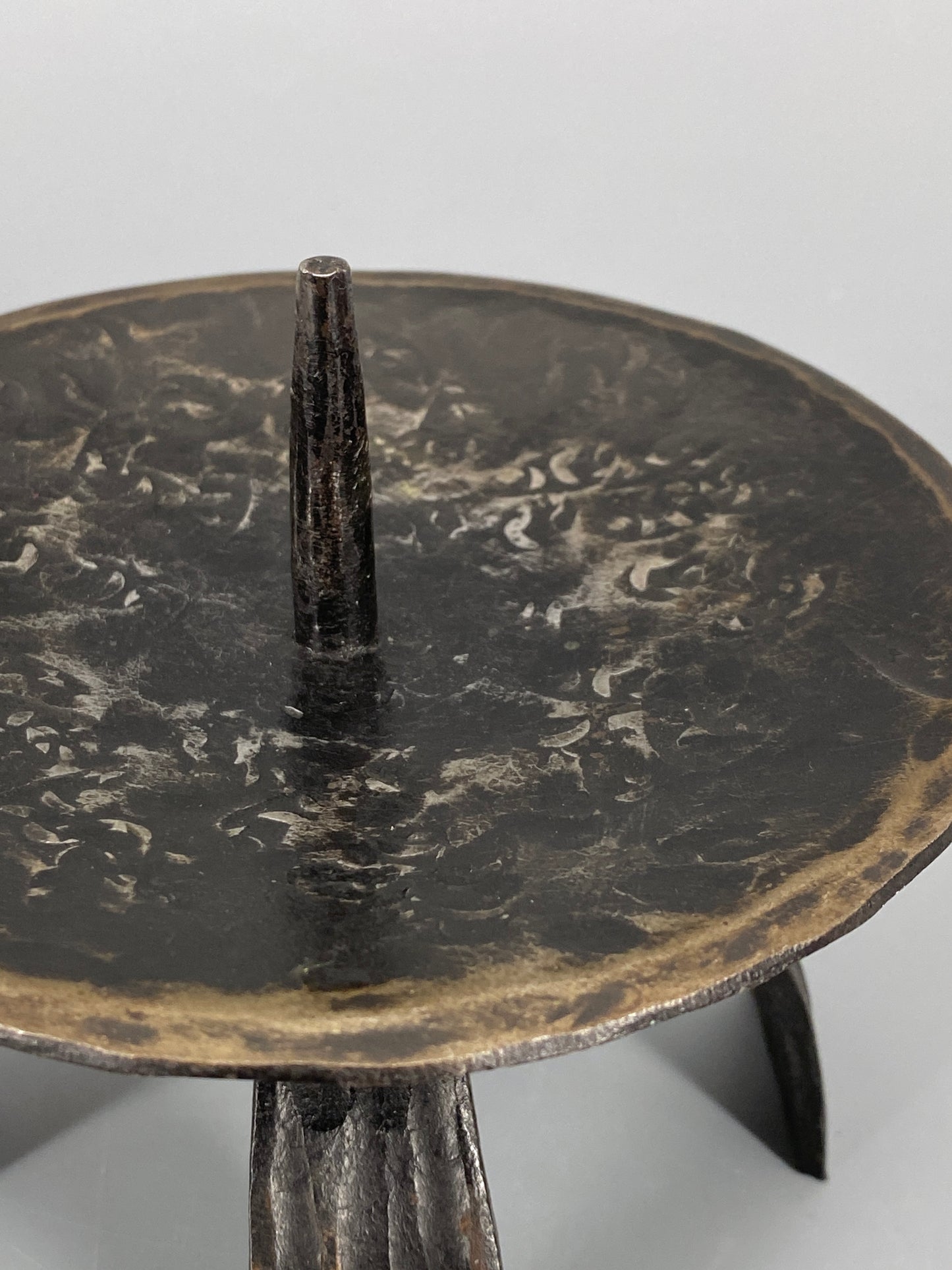 Brutalistischer Kerzenhalter aus Eisen, für Blockkerzen