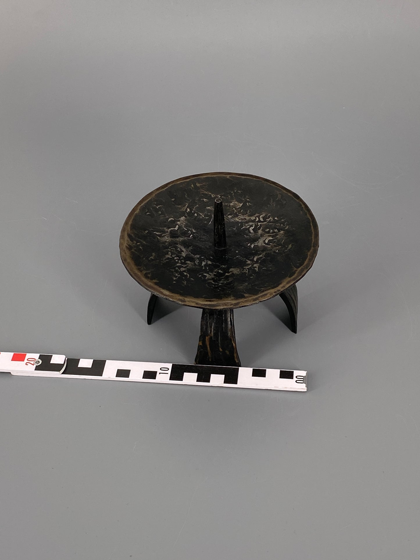 Brutalistischer Kerzenhalter aus Eisen, für Blockkerzen