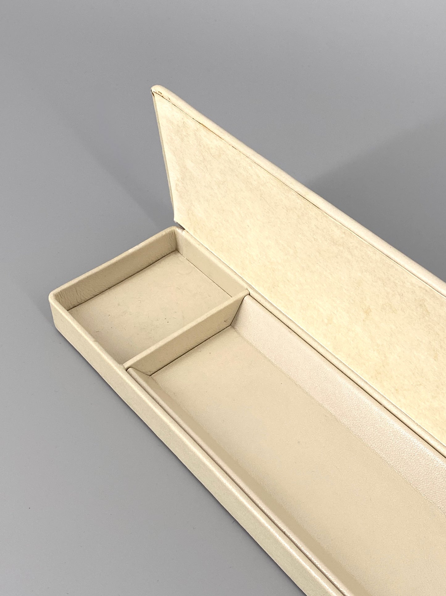 weiße Aufbewahrungsbox aus Leder von Läufer, Pinsel / Malutensilien, West-Germany, 60er