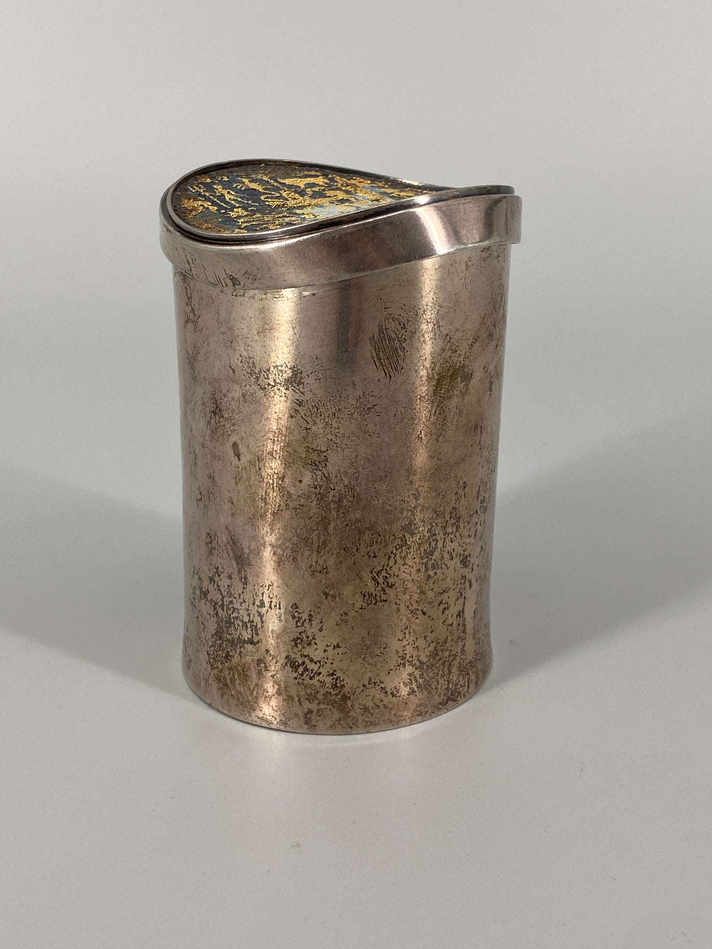 Zylindrische Deckeldose aus 925er Silber, innen punziert, emaillierter Deckel mit Messingperlen