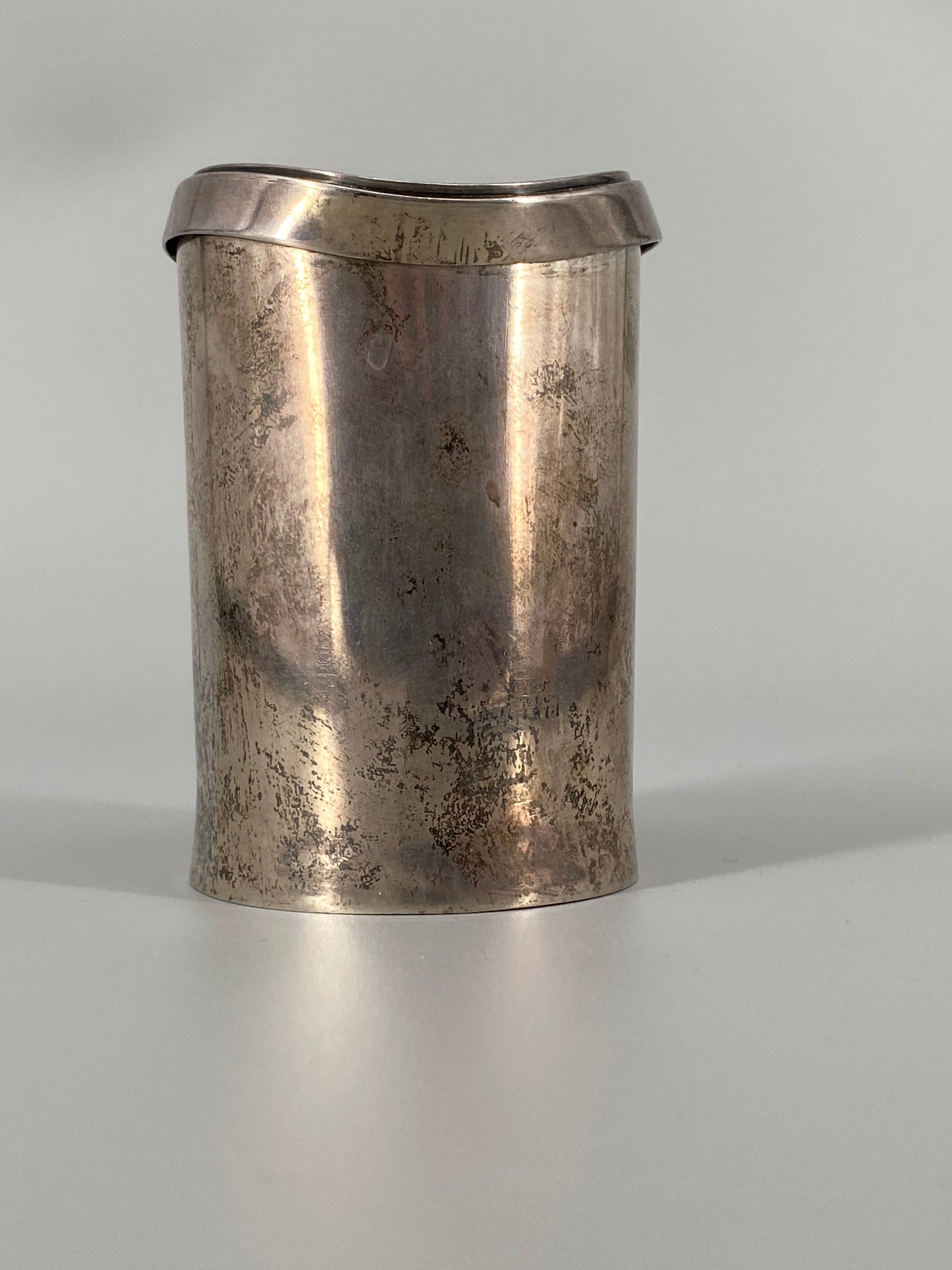 Zylindrische Deckeldose aus 925er Silber, innen punziert, emaillierter Deckel mit Messingperlen