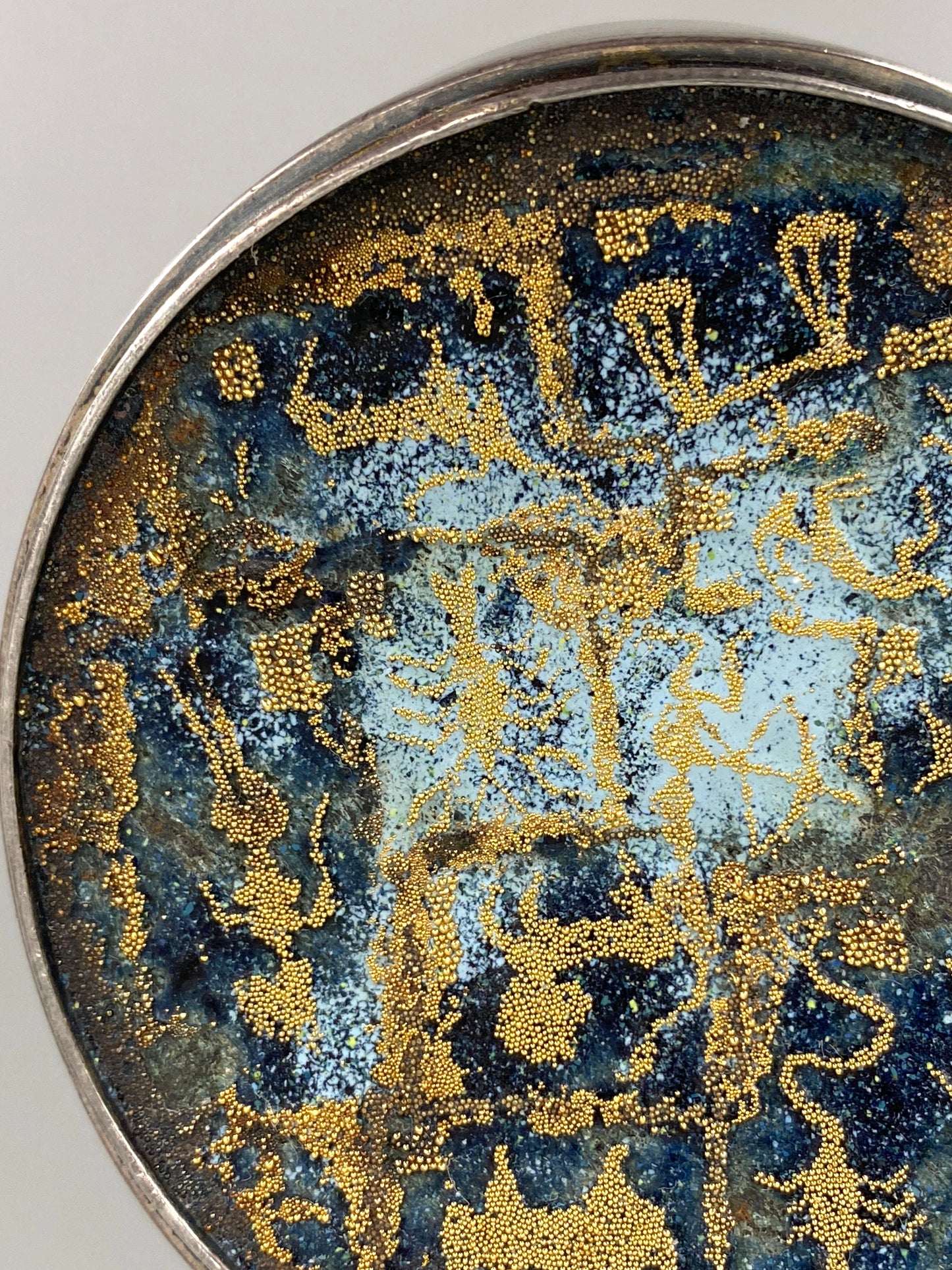Zylindrische Deckeldose aus 925er Silber, innen punziert, emaillierter Deckel mit Messingperlen