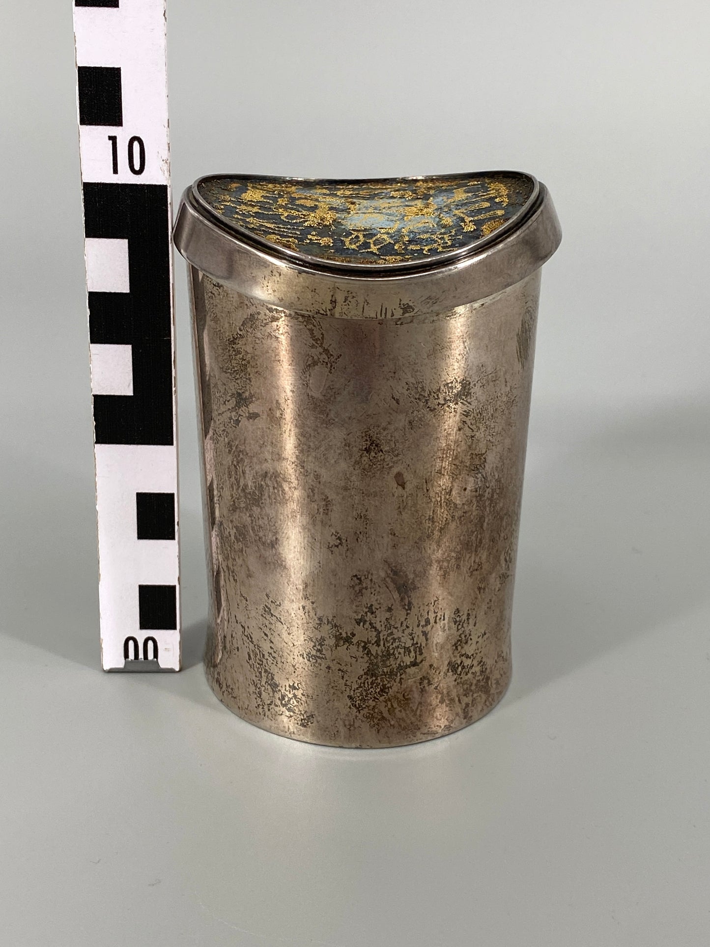 Zylindrische Deckeldose aus 925er Silber, innen punziert, emaillierter Deckel mit Messingperlen