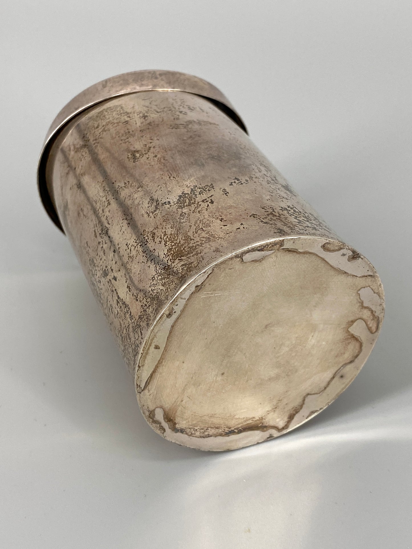 Zylindrische Deckeldose aus 925er Silber, innen punziert, emaillierter Deckel mit Messingperlen