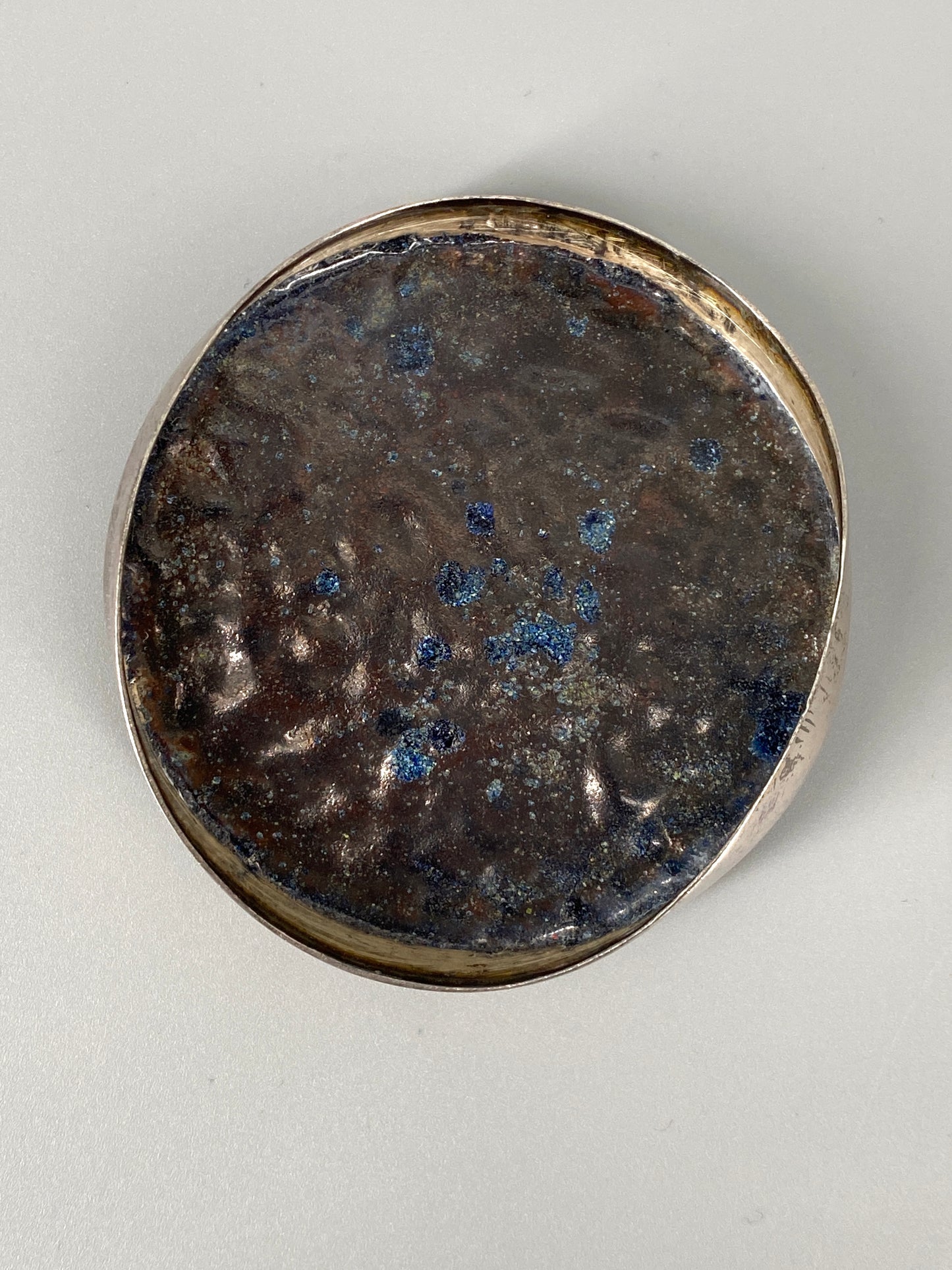 Zylindrische Deckeldose aus 925er Silber, innen punziert, emaillierter Deckel mit Messingperlen