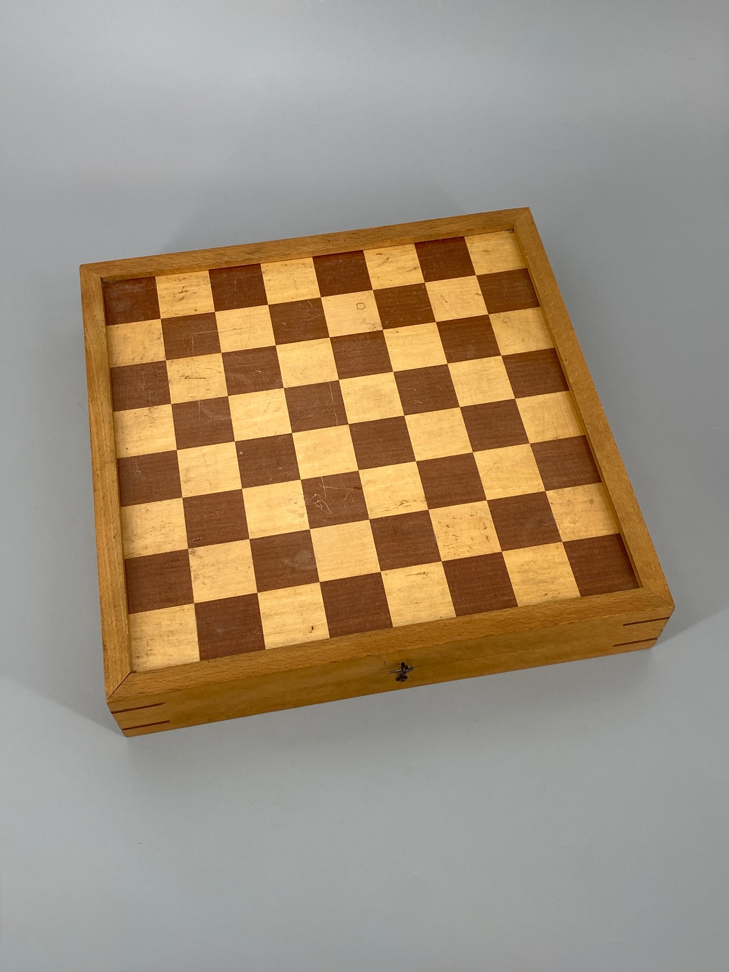 Spielbrett (Schach, Mühle, Dame, Backgrammon) in Koffer aus Holz mit Figuren