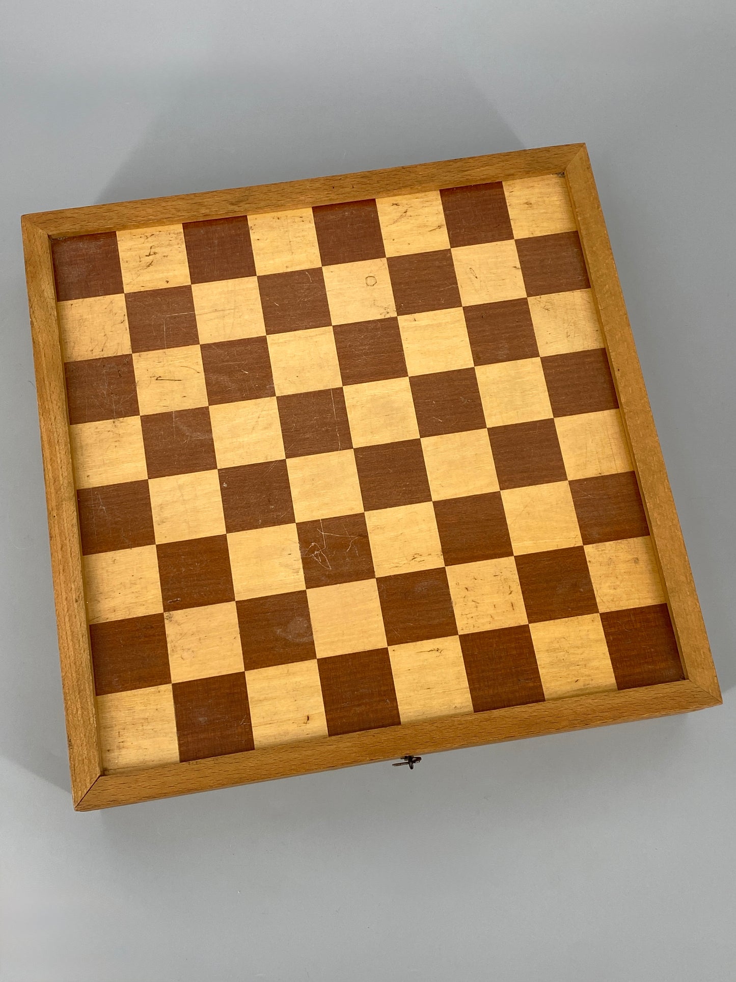 Spielbrett (Schach, Mühle, Dame, Backgrammon) in Koffer aus Holz mit Figuren
