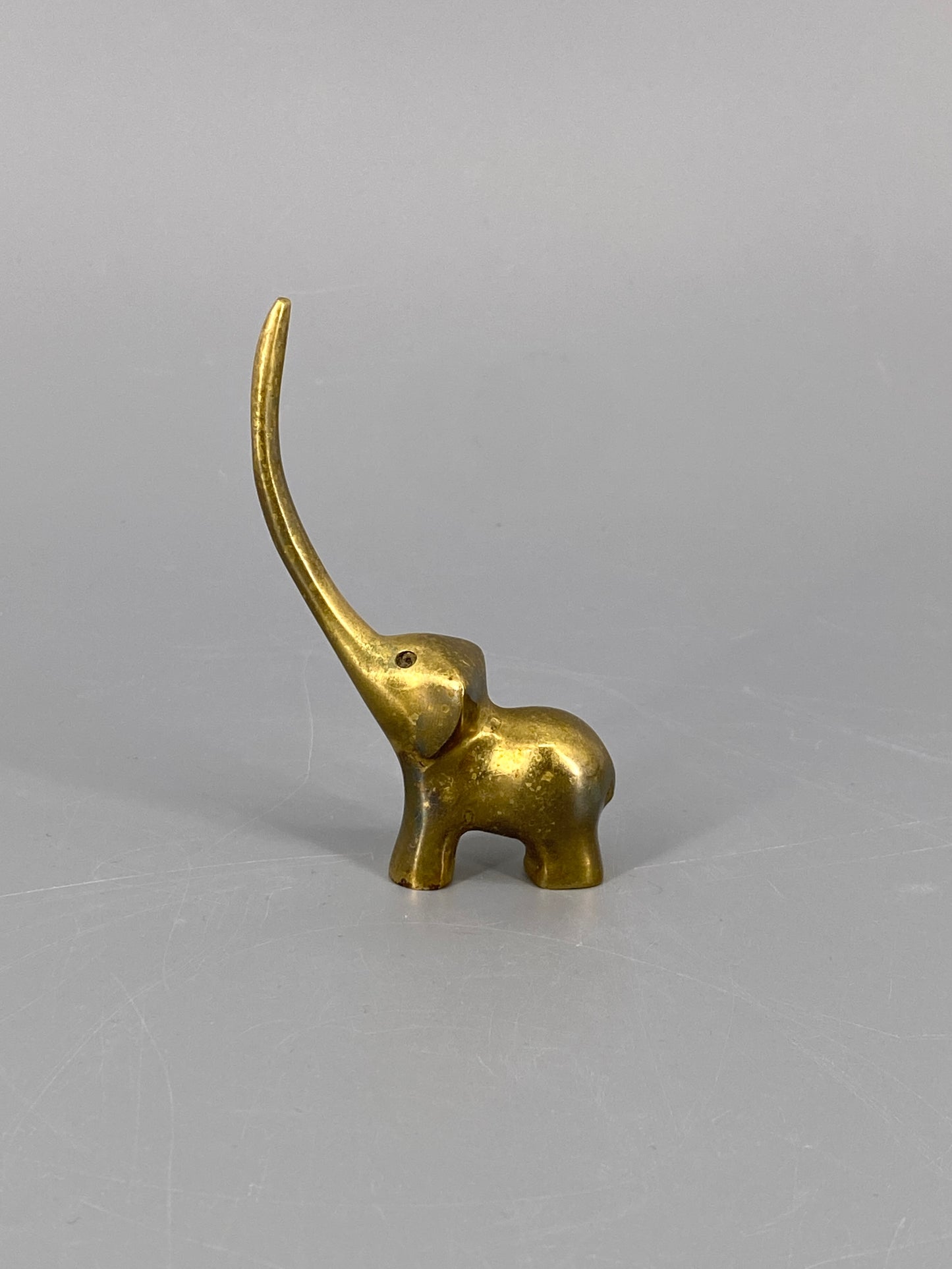 Ringhalter Elefant aus Messing, Walter Bosse zugeschrieben