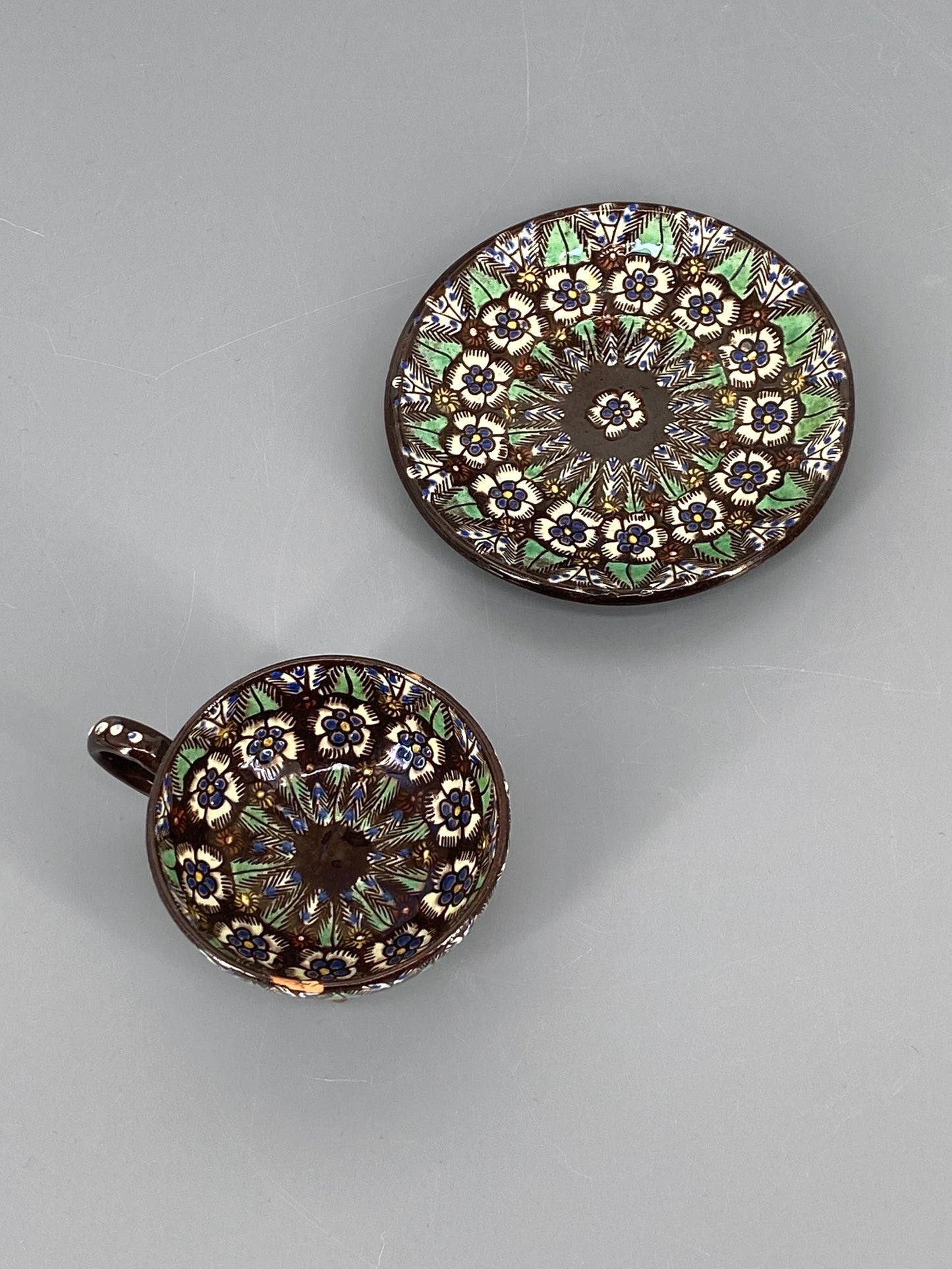 Studiokeramik Thuner Majolika Tasse mit Untertasse von Johann Wanzenried, Schweiz