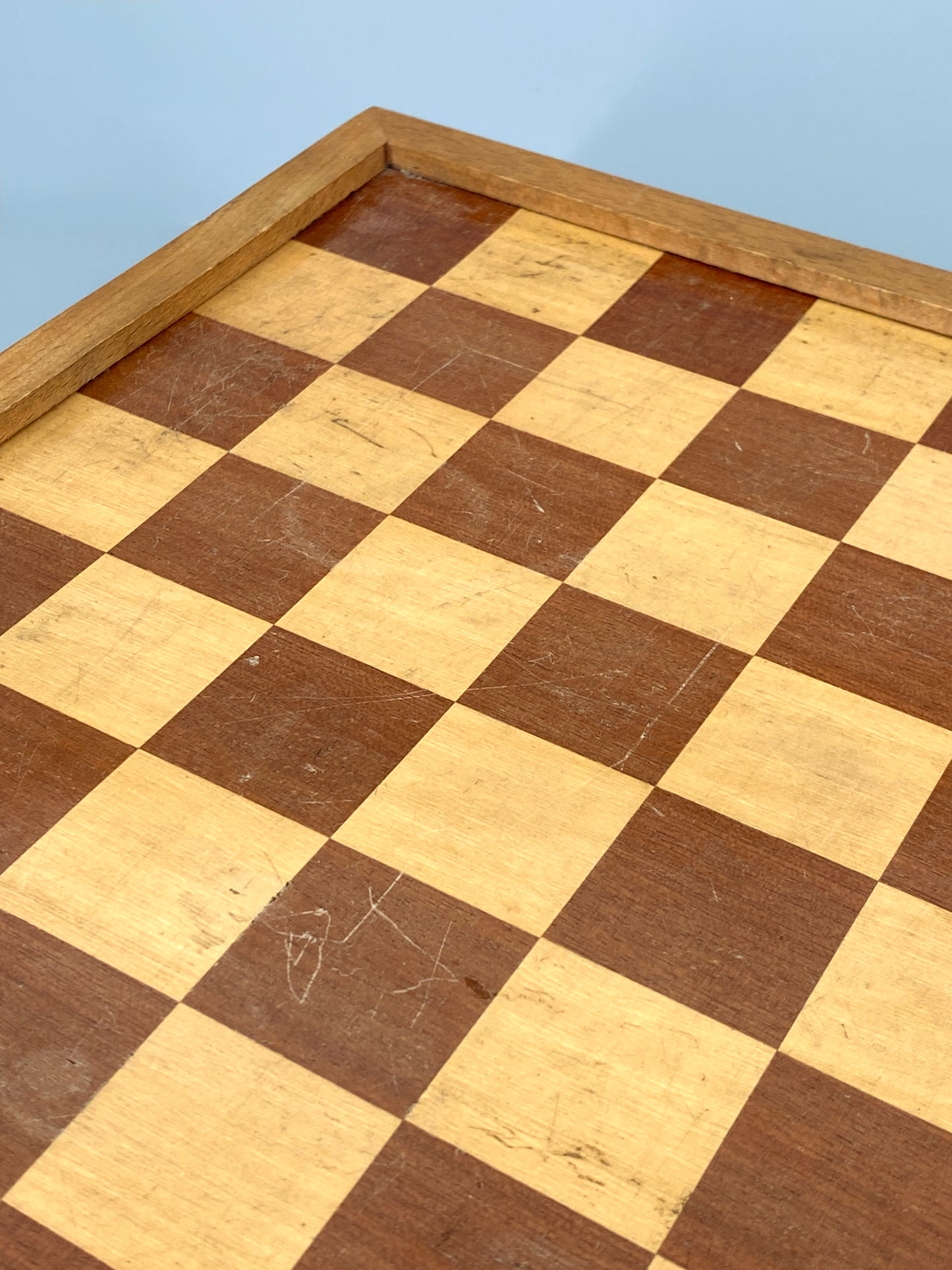 Spielbrett (Schach, Mühle, Dame, Backgrammon) in Koffer aus Holz mit Figuren