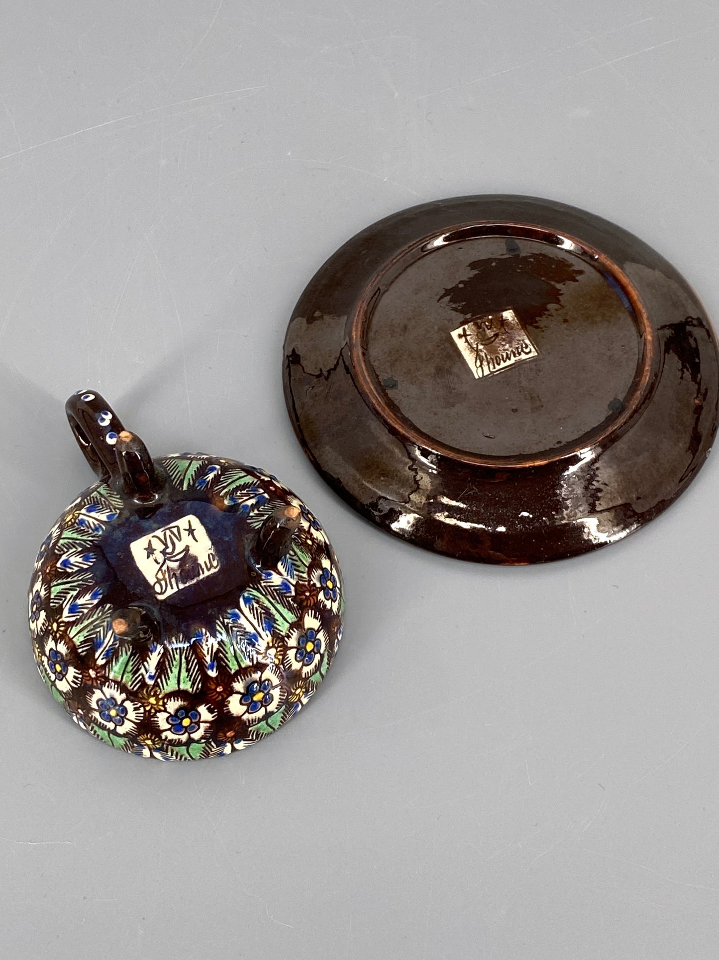 Studiokeramik Thuner Majolika Tasse mit Untertasse von Johann Wanzenried, Schweiz