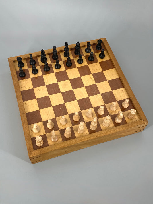 Spielbrett (Schach, Mühle, Dame, Backgrammon) in Koffer aus Holz mit Figuren