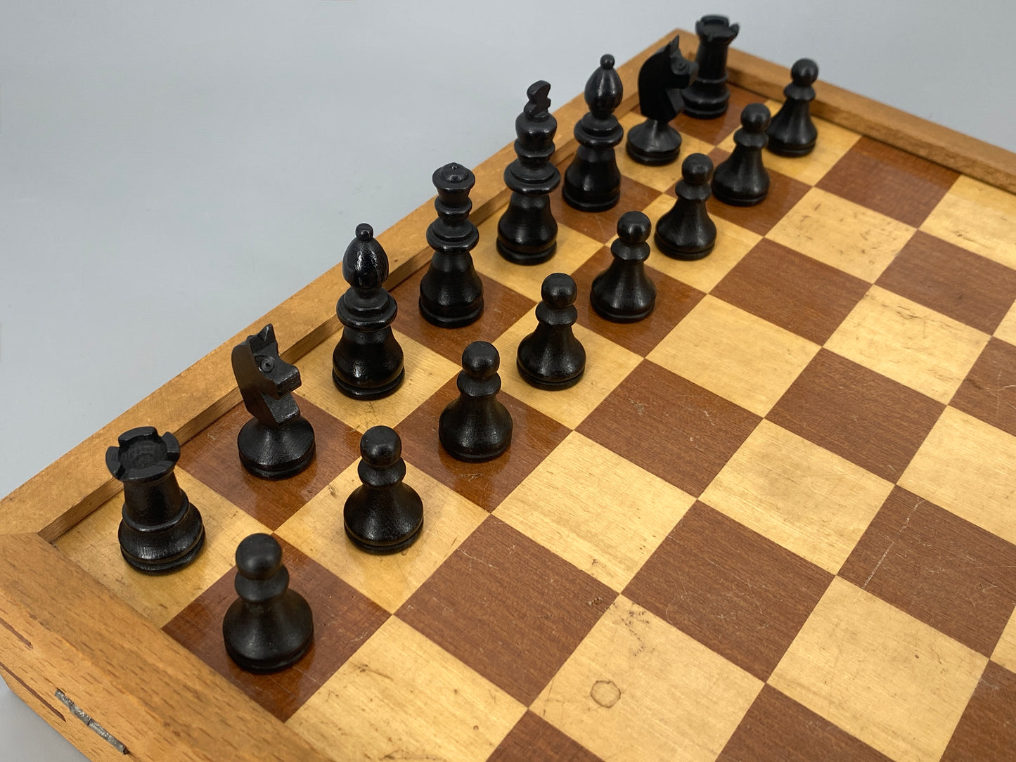 Spielbrett (Schach, Mühle, Dame, Backgrammon) in Koffer aus Holz mit Figuren