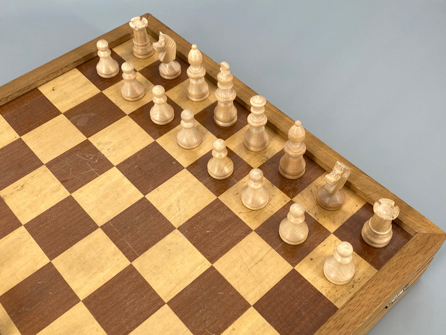 Spielbrett (Schach, Mühle, Dame, Backgrammon) in Koffer aus Holz mit Figuren