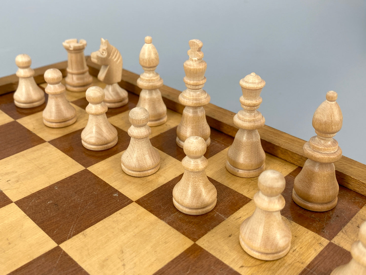 Spielbrett (Schach, Mühle, Dame, Backgrammon) in Koffer aus Holz mit Figuren