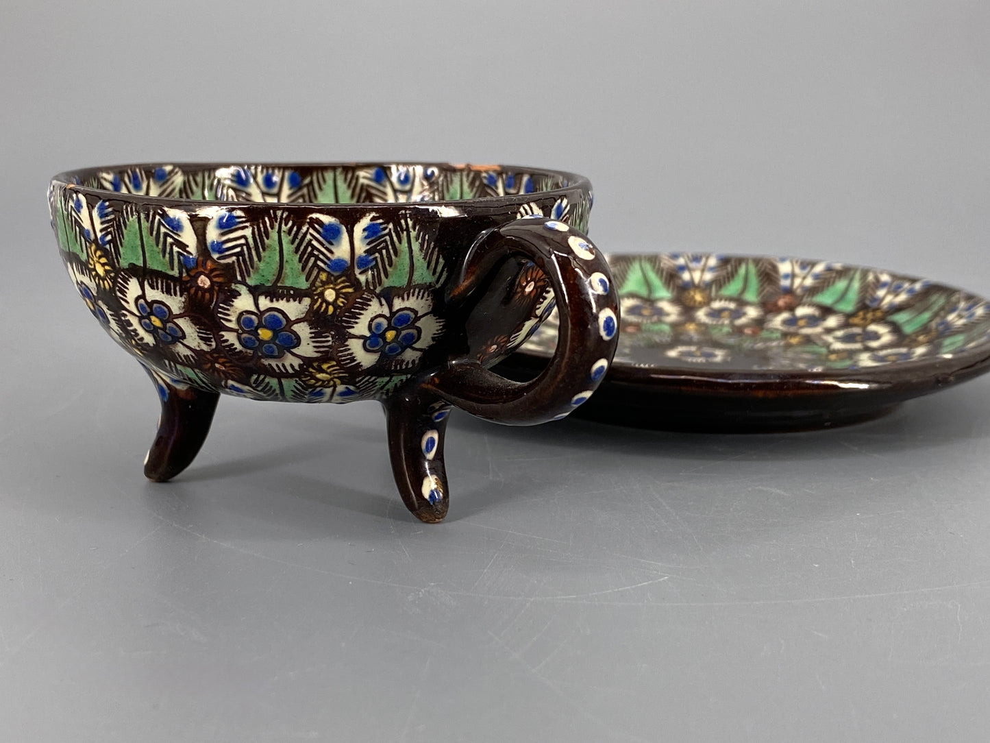 Studiokeramik Thuner Majolika Tasse mit Untertasse von Johann Wanzenried, Schweiz