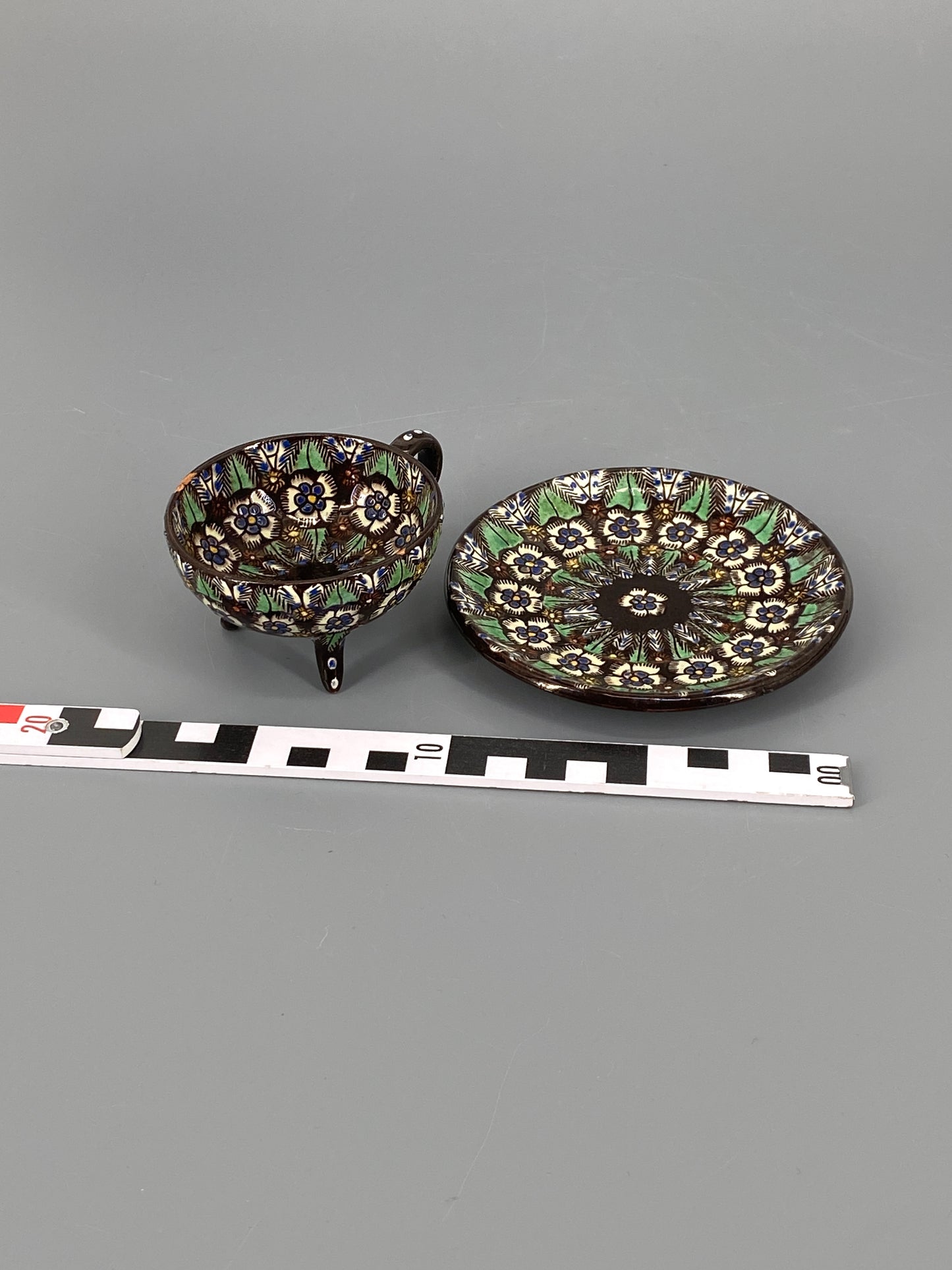 Studiokeramik Thuner Majolika Tasse mit Untertasse von Johann Wanzenried, Schweiz