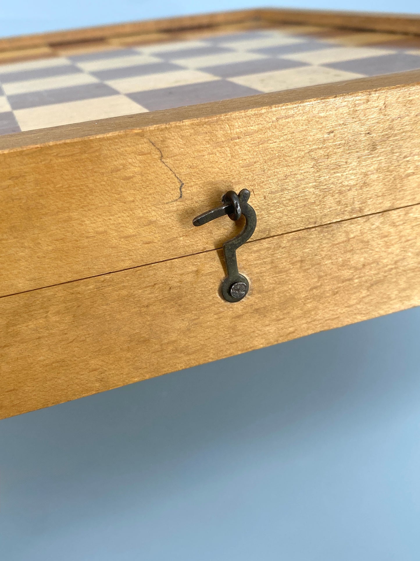 Spielbrett (Schach, Mühle, Dame, Backgrammon) in Koffer aus Holz mit Figuren