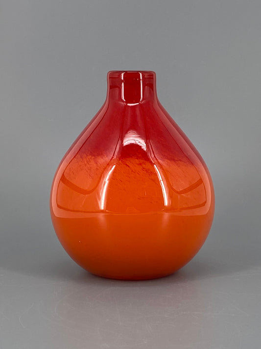 große mundgeblasene Glasvase mit einem Verlauf in Orange und Rot