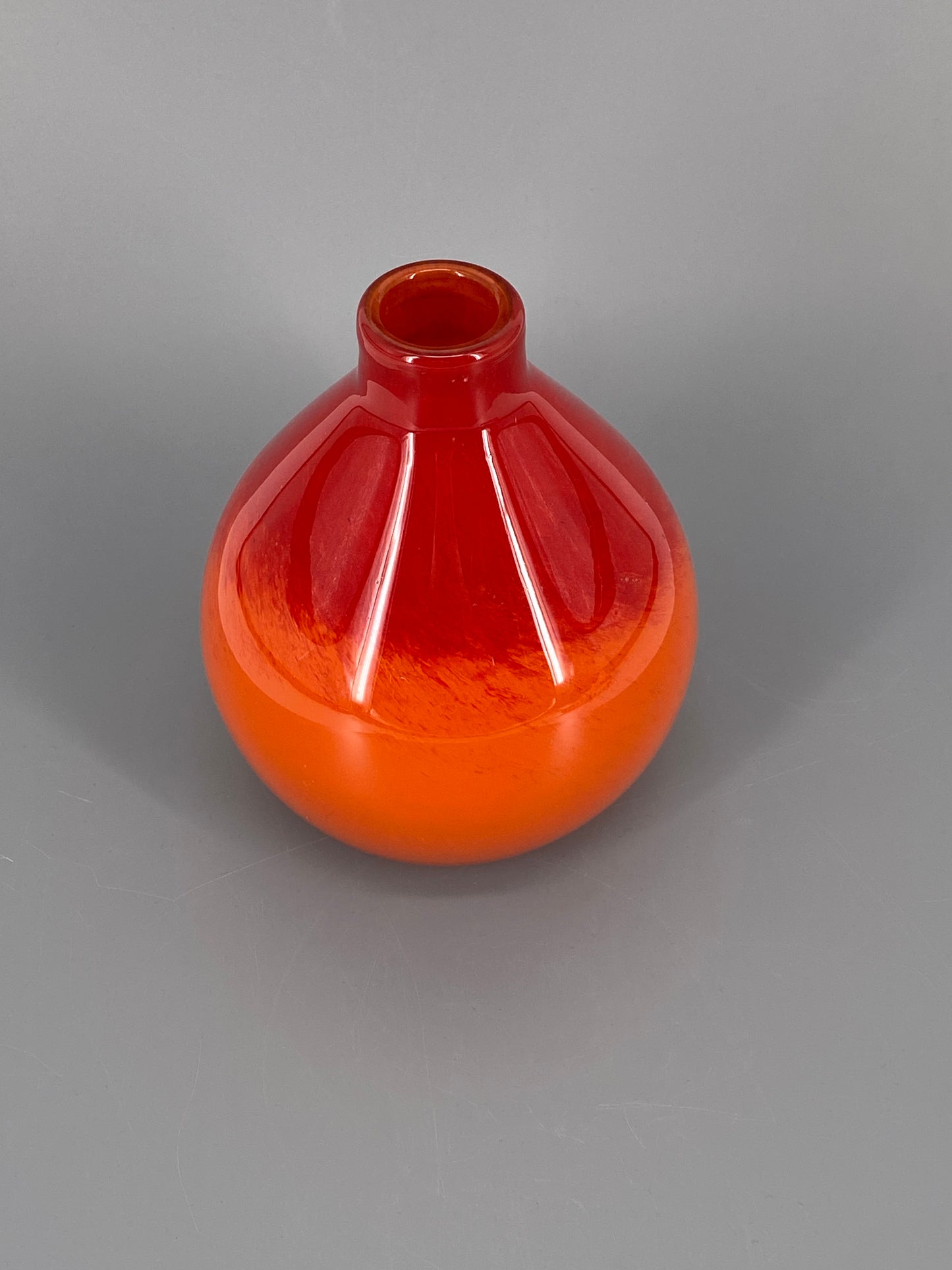 große mundgeblasene Glasvase mit einem Verlauf in Orange und Rot