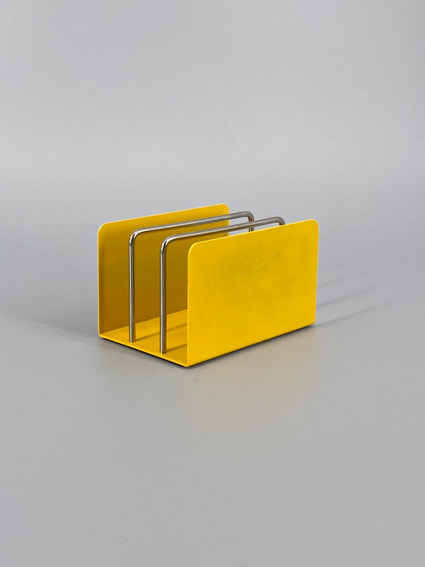 Mid Century Briefhalter aus Metall in Gelb