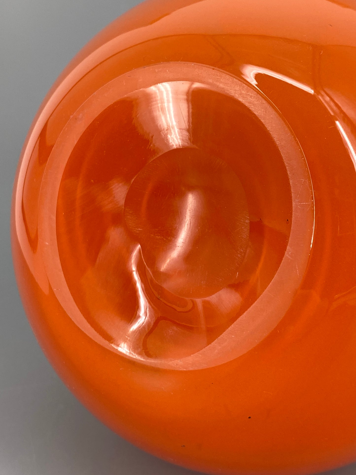 große mundgeblasene Glasvase mit einem Verlauf in Orange und Rot